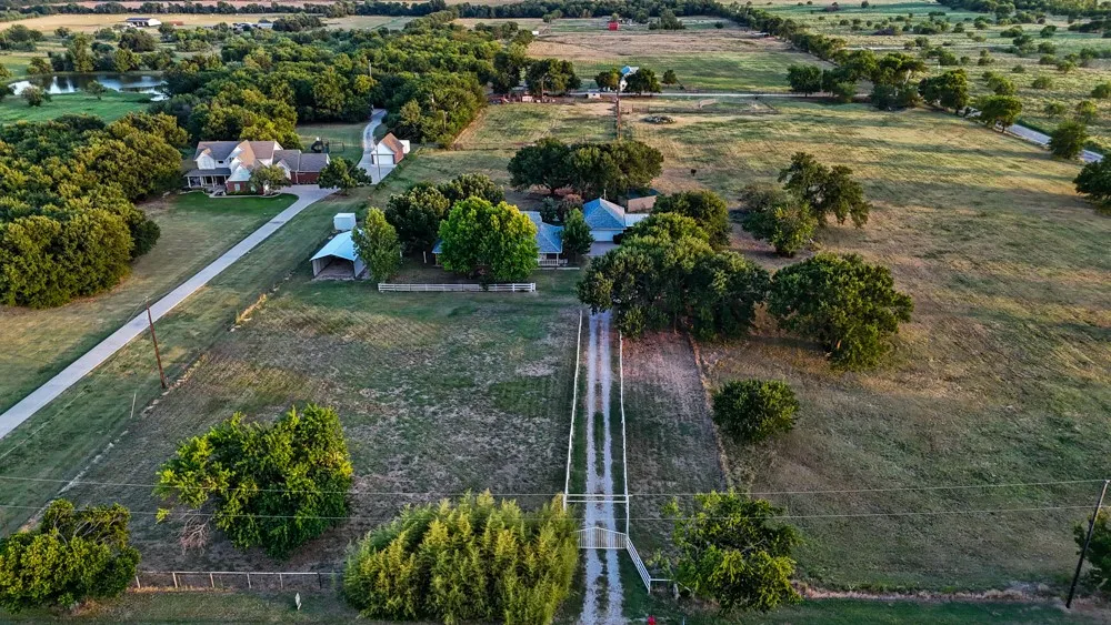 Single Family Residence For Sale in Denton County , 9861 Jim Christal Road, Denton, Texas 76249, 3 Bedroom, 3 Bathroom, 2 Garage spaces, 1,749 Sqft, built in 1994, mls#21324955, Real Estate Agent in Denton, Homes For Sale in Denton county, Homes For Sale in Denton, Realtor in Denton Texas, Real Estate Brokerage Independent Realty Texas, Luminita Cordes Realtor