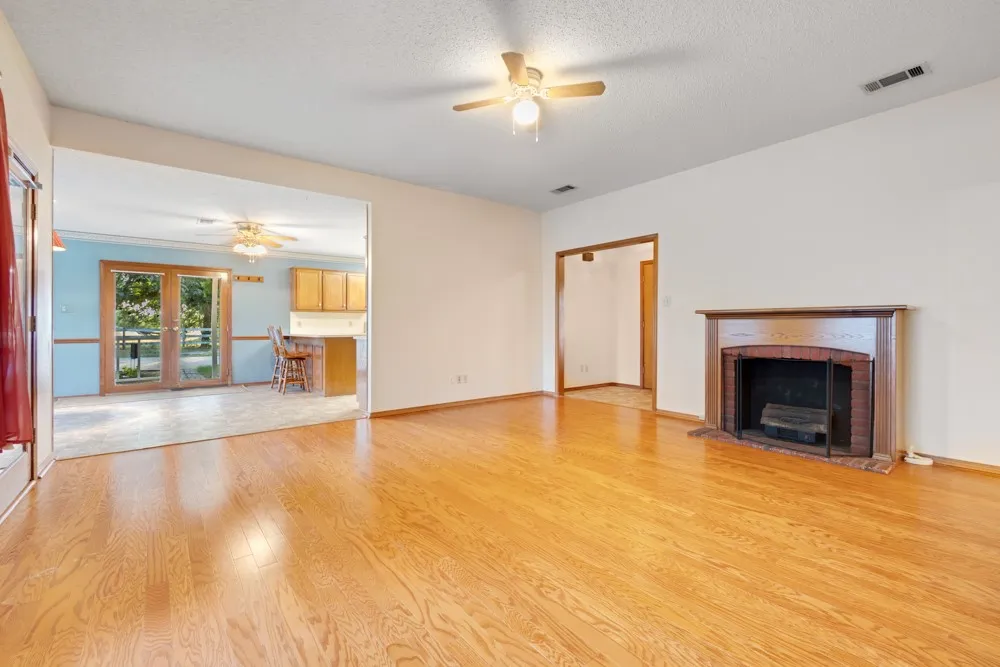 Single Family Residence For Sale in Denton County , 9861 Jim Christal Road, Denton, Texas 76249, 3 Bedroom, 3 Bathroom, 2 Garage spaces, 1,749 Sqft, built in 1994, mls#21324955, Real Estate Agent in Denton, Homes For Sale in Denton county, Homes For Sale in Denton, Realtor in Denton Texas, Real Estate Brokerage Independent Realty Texas, Luminita Cordes Realtor