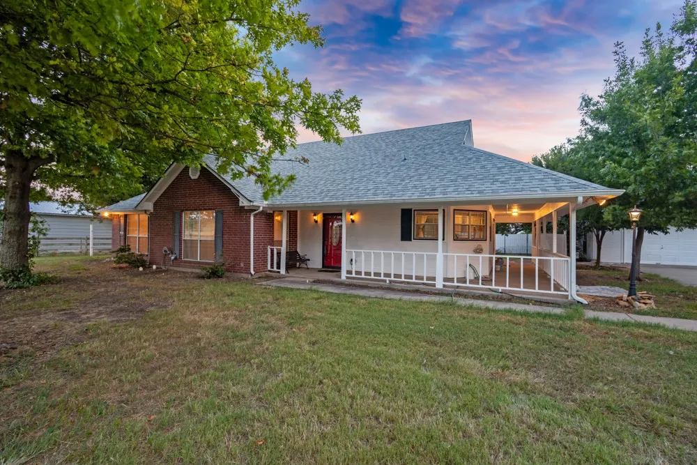 Single Family Residence For Sale in Denton County , 9861 Jim Christal Road, Denton, Texas 76249, 3 Bedroom, 3 Bathroom, 2 Garage spaces, 1,749 Sqft, built in 1994, mls#21324955, Real Estate Agent in Denton, Homes For Sale in Denton county, Homes For Sale in Denton, Realtor in Denton Texas, Real Estate Brokerage Independent Realty Texas, Luminita Cordes Realtor