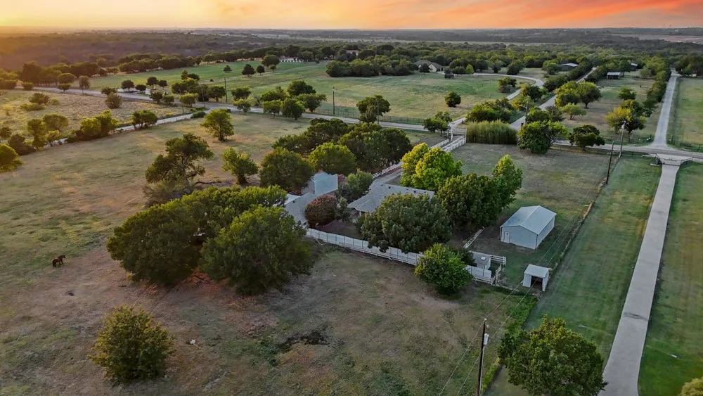 Single Family Residence For Sale in Denton County , 9861 Jim Christal Road, Denton, Texas 76249, 3 Bedroom, 3 Bathroom, 2 Garage spaces, 1,749 Sqft, built in 1994, mls#21324955, Real Estate Agent in Denton, Homes For Sale in Denton county, Homes For Sale in Denton, Realtor in Denton Texas, Real Estate Brokerage Independent Realty Texas, Luminita Cordes Realtor