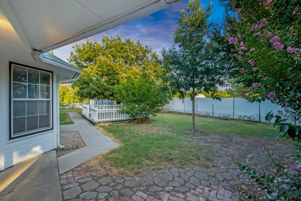 Single Family Residence For Sale in Denton County , 9861 Jim Christal Road, Denton, Texas 76249, 3 Bedroom, 3 Bathroom, 2 Garage spaces, 1,749 Sqft, built in 1994, mls#21324955, Real Estate Agent in Denton, Homes For Sale in Denton county, Homes For Sale in Denton, Realtor in Denton Texas, Real Estate Brokerage Independent Realty Texas, Luminita Cordes Realtor