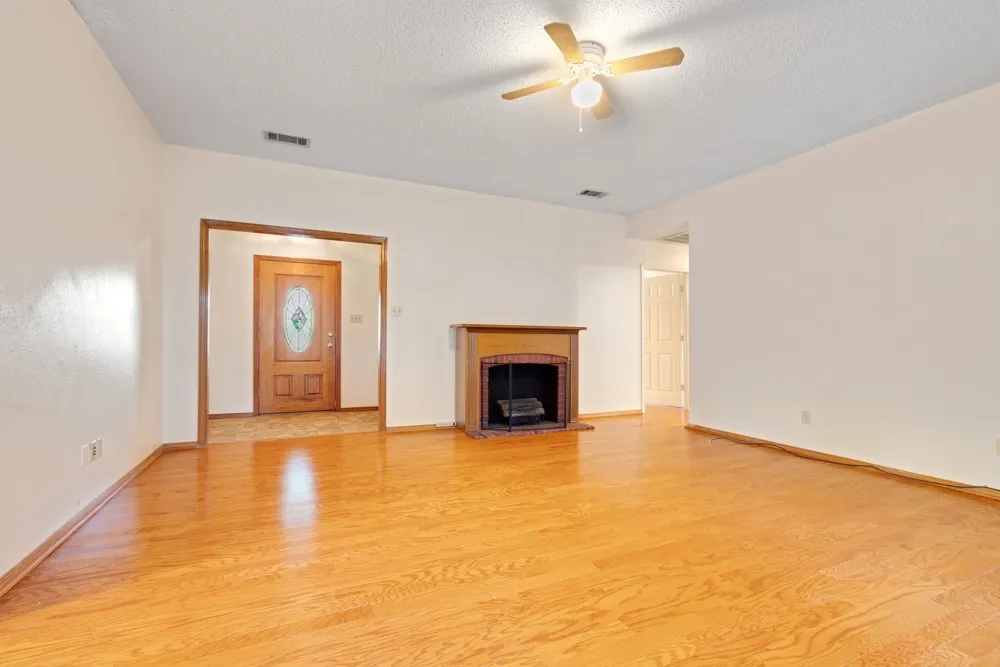 Single Family Residence For Sale in Denton County , 9861 Jim Christal Road, Denton, Texas 76249, 3 Bedroom, 3 Bathroom, 2 Garage spaces, 1,749 Sqft, built in 1994, mls#21324955, Real Estate Agent in Denton, Homes For Sale in Denton county, Homes For Sale in Denton, Realtor in Denton Texas, Real Estate Brokerage Independent Realty Texas, Luminita Cordes Realtor