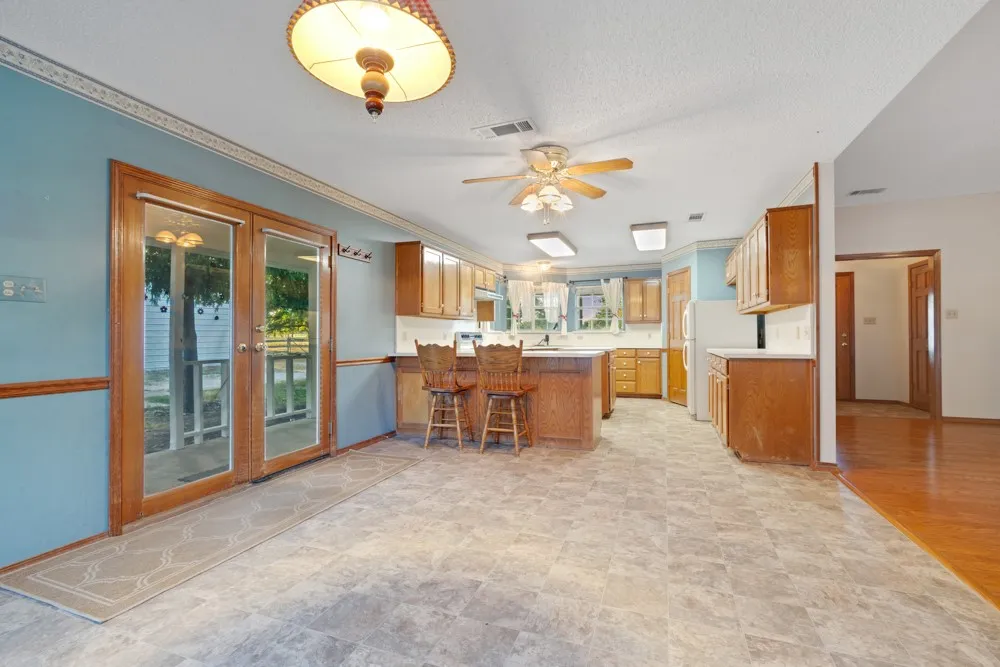 Kitchen and breakfast area with peninsula bar