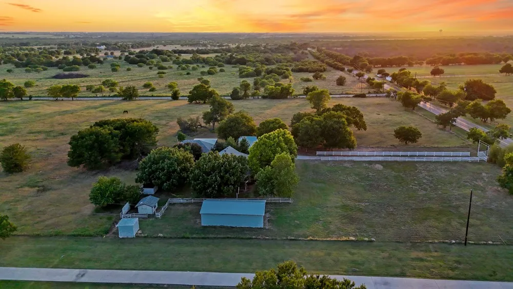 Single Family Residence For Sale in Denton County , 9861 Jim Christal Road, Denton, Texas 76249, 3 Bedroom, 3 Bathroom, 2 Garage spaces, 1,749 Sqft, built in 1994, mls#21324955, Real Estate Agent in Denton, Homes For Sale in Denton county, Homes For Sale in Denton, Realtor in Denton Texas, Real Estate Brokerage Independent Realty Texas, Luminita Cordes Realtor
