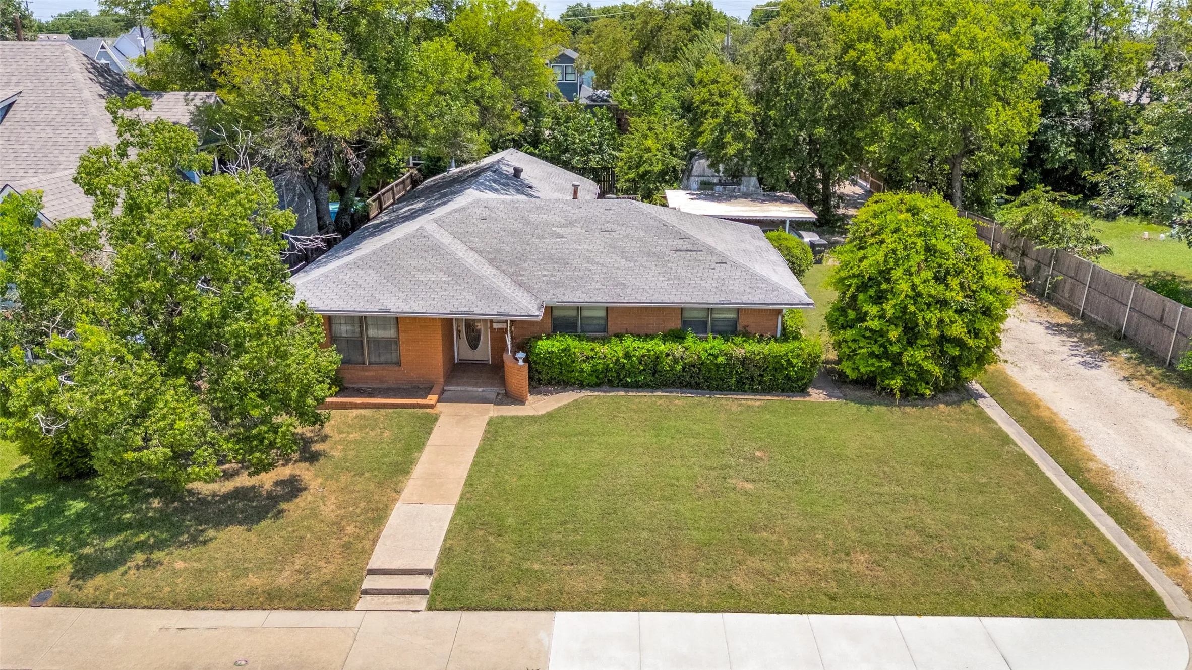 Single Family Residence For Sale in Tarrant County , 311 S Dooley Street, Grapevine, Texas 76051, 4 Bedroom, 2 Bathroom, Garage spaces, 2,123 Sqft, built in 1960, mls#21327470, Real Estate Agent in Grapevine, Homes For Sale in Tarrant county, Homes For Sale in Grapevine, Realtor in Grapevine Texas, Real Estate Brokerage Independent Realty Texas, Luminita Cordes Realtor