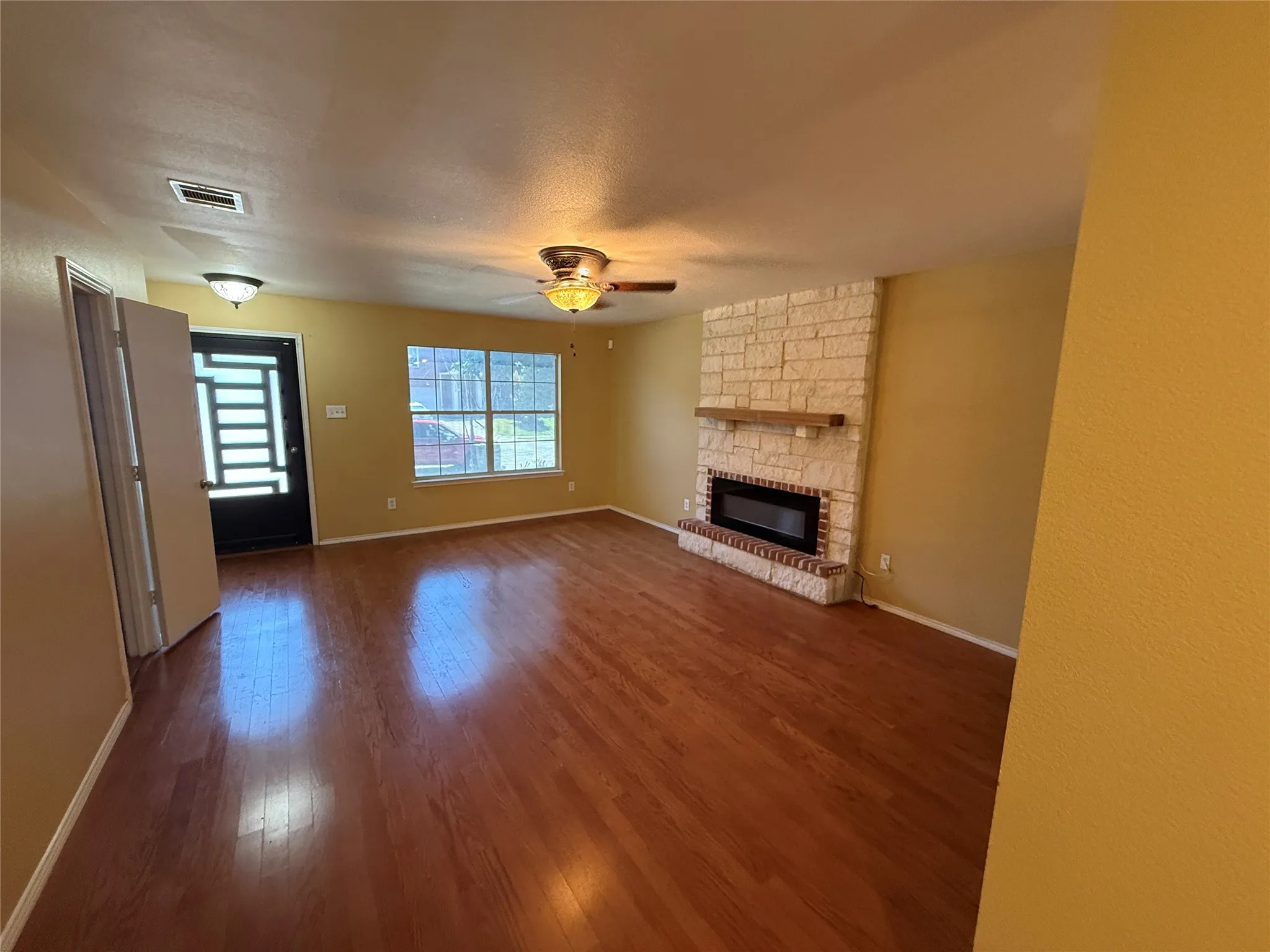Single Family Residence For Sale in Dallas County , 1329 Falcon Drive, Dallas, Texas 75051, 3 Bedroom, 3 Bathroom, 2 Garage spaces, 2,555 Sqft, built in 2008, mls#21330678, Real Estate Agent in Dallas, Homes For Sale in Dallas county, Homes For Sale in Dallas, Realtor in Dallas Texas, Real Estate Brokerage Independent Realty Texas, Luminita Cordes Realtor