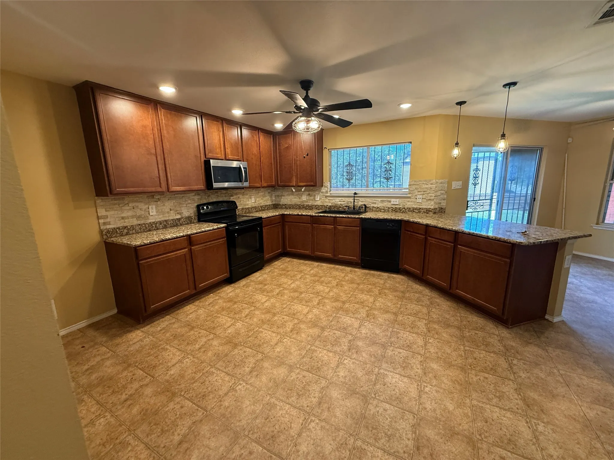 Single Family Residence For Sale in Dallas County , 1329 Falcon Drive, Dallas, Texas 75051, 3 Bedroom, 3 Bathroom, 2 Garage spaces, 2,555 Sqft, built in 2008, mls#21330678, Real Estate Agent in Dallas, Homes For Sale in Dallas county, Homes For Sale in Dallas, Realtor in Dallas Texas, Real Estate Brokerage Independent Realty Texas, Luminita Cordes Realtor