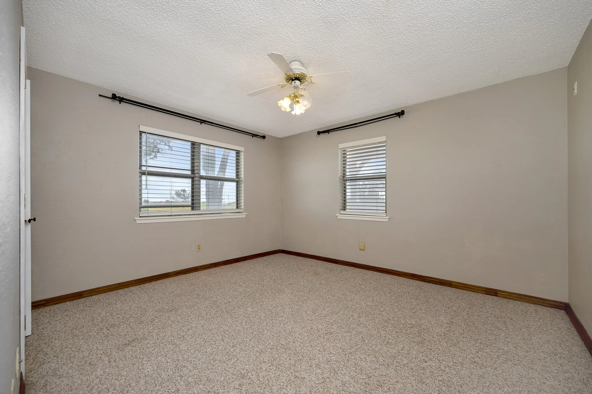 Single Family Residence For Sale in Cooke County , 2561 County Road 248, Valley View, Texas 76272, 4 Bedroom, 3 Bathroom, Garage spaces, 2,160 Sqft, built in 1986, mls#21322135, Real Estate Agent in Valley View, Homes For Sale in Cooke county, Homes For Sale in Valley View, Realtor in Valley View Texas, Real Estate Brokerage Independent Realty Texas, Luminita Cordes Realtor