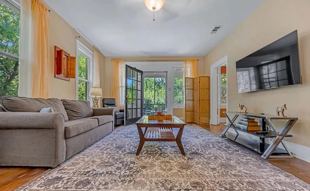 Single Family Residence For Sale in Dallas County , 4301 Vandelia Street, Dallas, Texas 75219, 6 Bedroom, 4 Bathroom, 2 Garage spaces, 3,524 Sqft, built in 1924, mls#21330522, Real Estate Agent in Dallas, Homes For Sale in Dallas county, Homes For Sale in Dallas, Realtor in Dallas Texas, Real Estate Brokerage Independent Realty Texas, Luminita Cordes Realtor