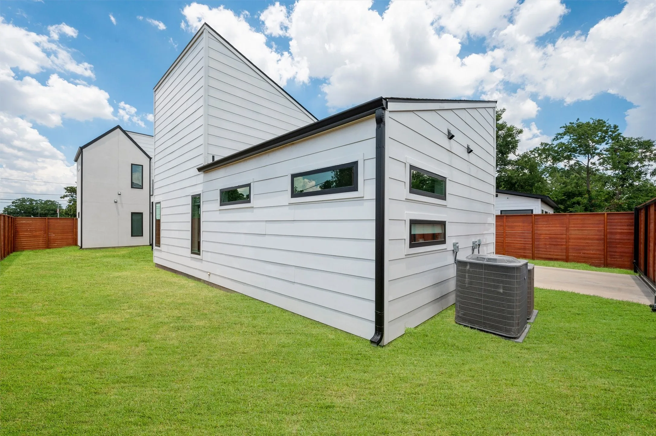 Single Family Residence For Sale in Dallas County , 6802 Lockheed Avenue, Dallas, Texas 75209, 4 Bedroom, 4 Bathroom, 2 Garage spaces, 3,169 Sqft, built in 2021, mls#21329451, Real Estate Agent in Dallas, Homes For Sale in Dallas county, Homes For Sale in Dallas, Realtor in Dallas Texas, Real Estate Brokerage Independent Realty Texas, Luminita Cordes Realtor