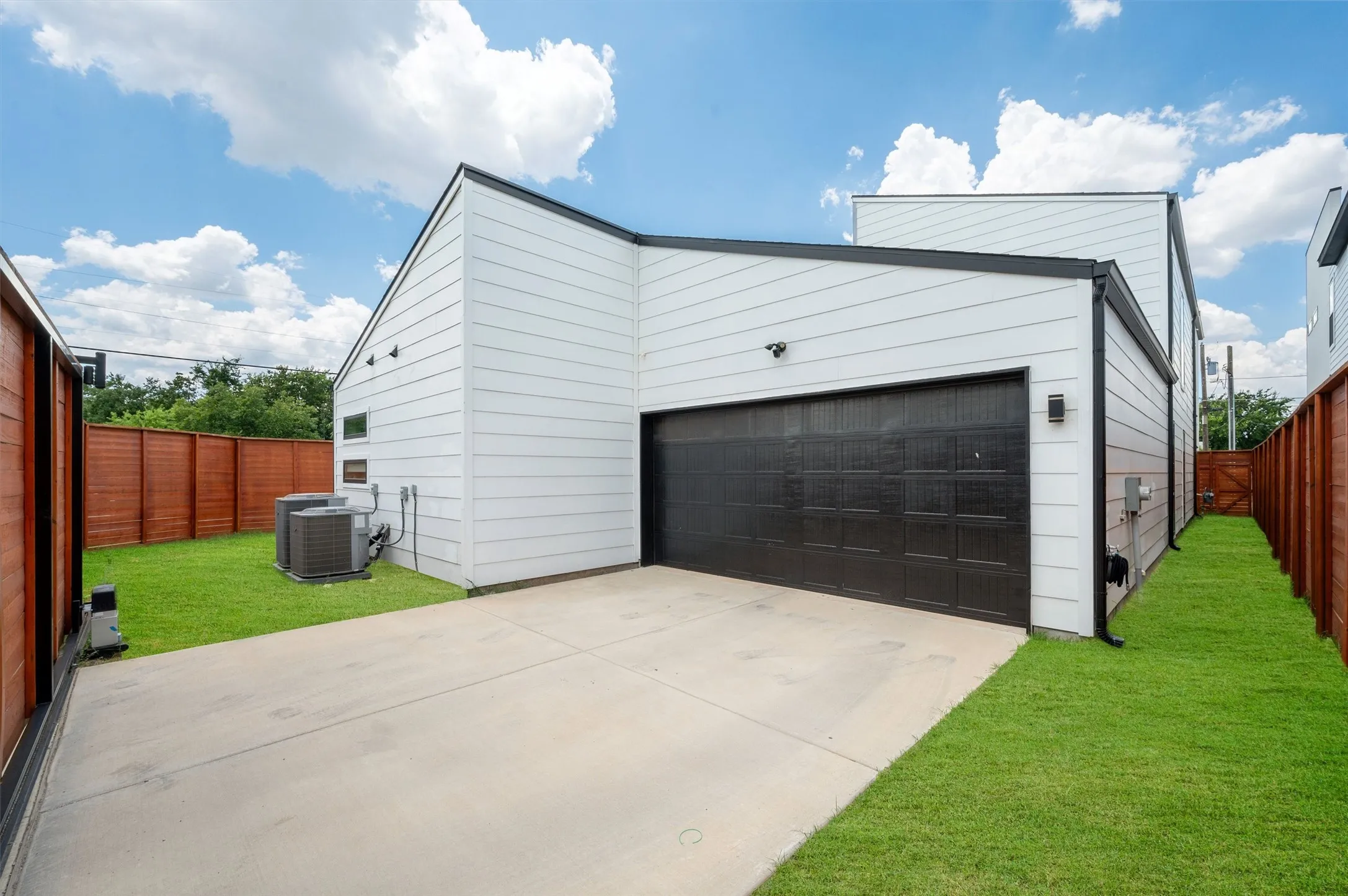 Single Family Residence For Sale in Dallas County , 6802 Lockheed Avenue, Dallas, Texas 75209, 4 Bedroom, 4 Bathroom, 2 Garage spaces, 3,169 Sqft, built in 2021, mls#21329451, Real Estate Agent in Dallas, Homes For Sale in Dallas county, Homes For Sale in Dallas, Realtor in Dallas Texas, Real Estate Brokerage Independent Realty Texas, Luminita Cordes Realtor
