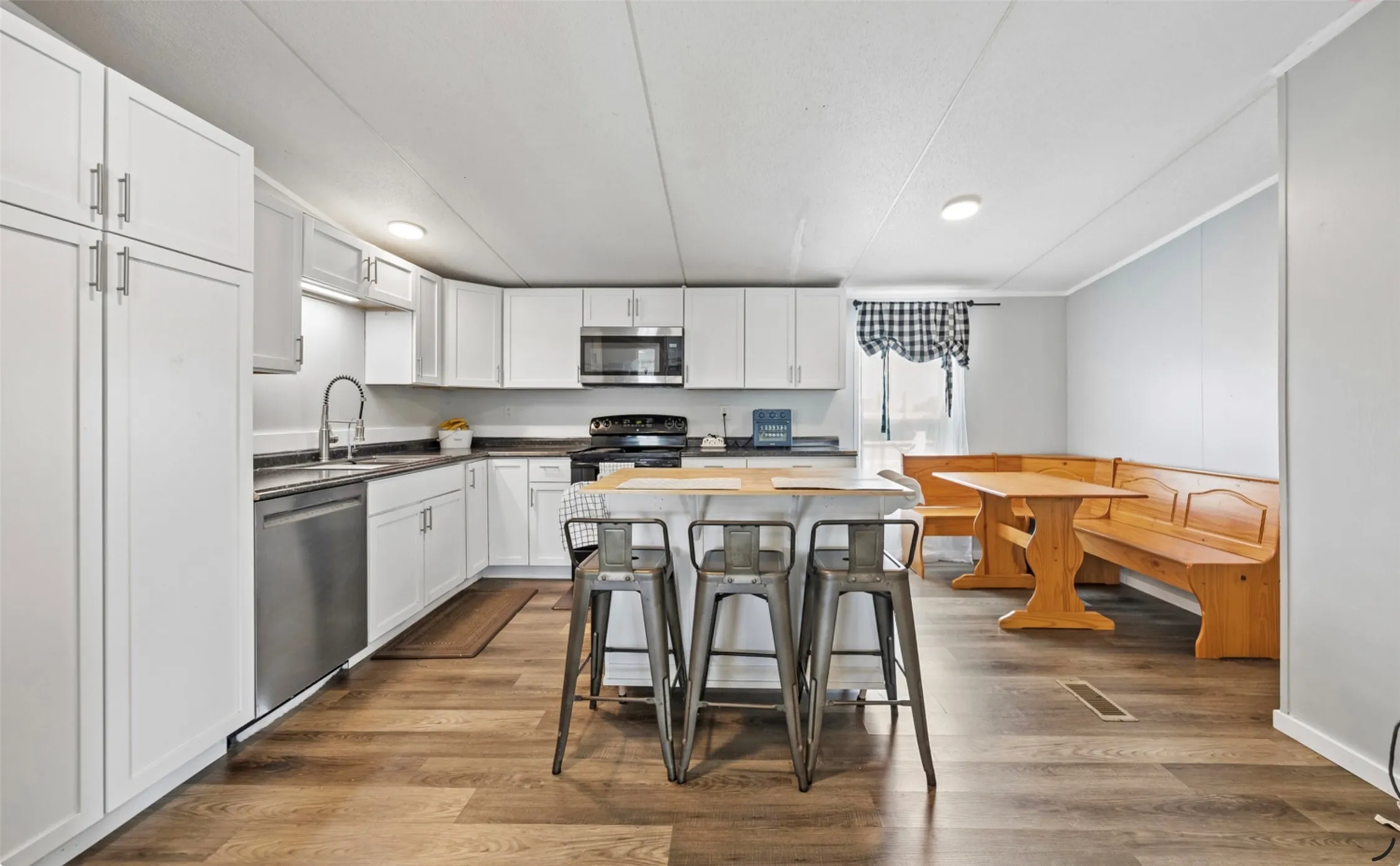 Mobile Home For Sale in Collin County , 6027 Nugget, Nevada, Texas 75173, 4 Bedroom, 2 Bathroom, Garage spaces, 2,112 Sqft, built in 1998, mls#21327756, Real Estate Agent in Nevada, Homes For Sale in Collin county, Homes For Sale in Nevada, Realtor in Nevada Texas, Real Estate Brokerage Independent Realty Texas, Luminita Cordes Realtor