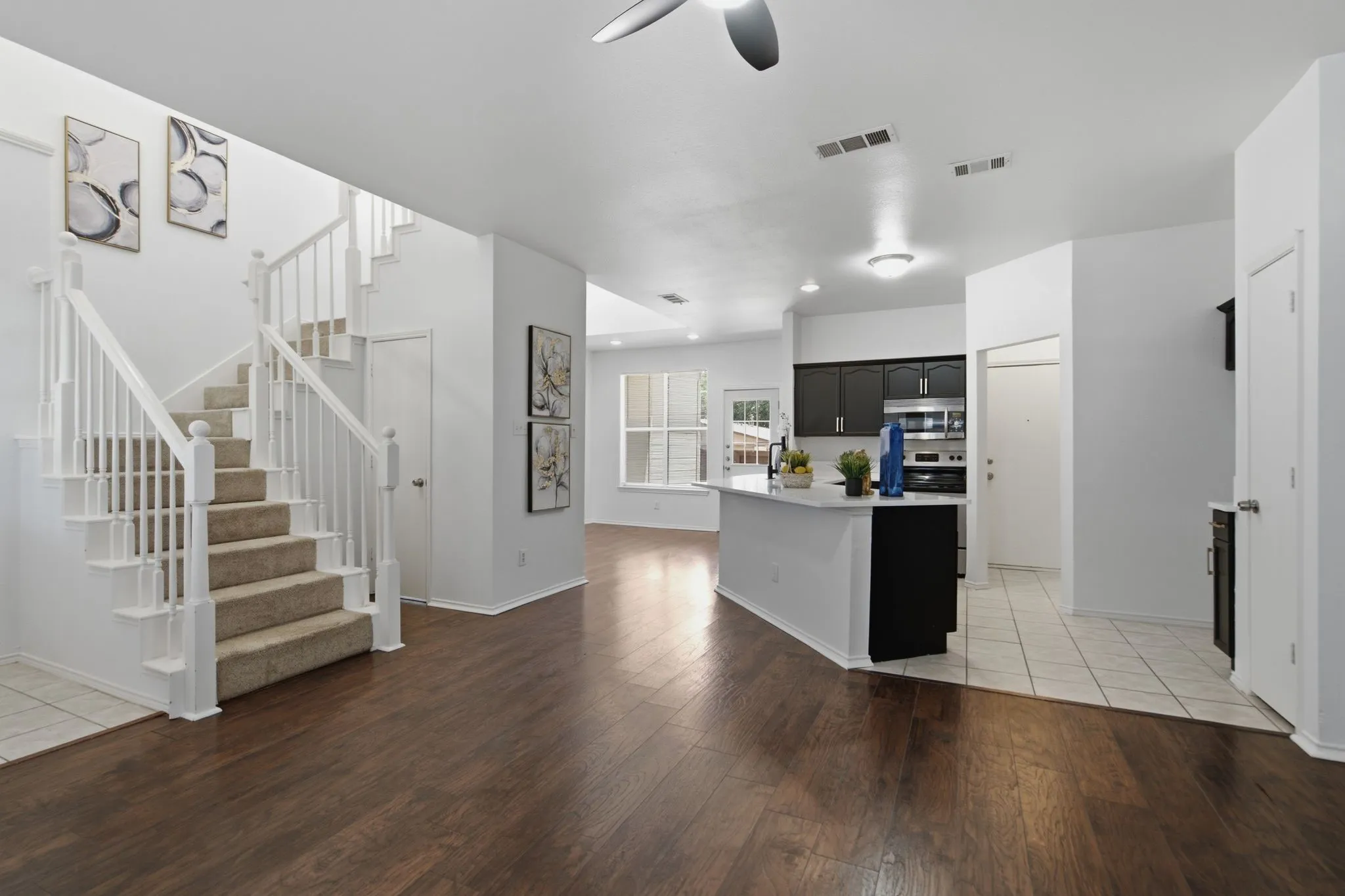 Townhouse For Sale in Denton County , 1504 Barbara Drive, Lewisville, Texas 75067, 3 Bedroom, 3 Bathroom, 1 Garage spaces, 1,478 Sqft, built in 1999, mls#21329698, Real Estate Agent in Lewisville, Homes For Sale in Denton county, Homes For Sale in Lewisville, Realtor in Lewisville Texas, Real Estate Brokerage Independent Realty Texas, Luminita Cordes Realtor