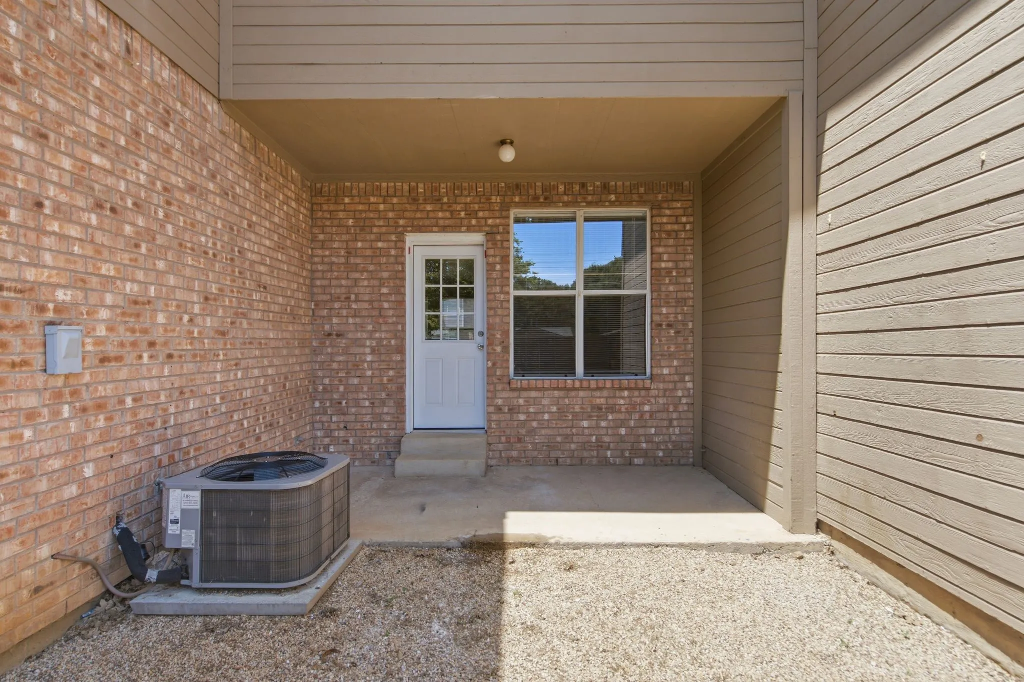 Townhouse For Sale in Denton County , 1504 Barbara Drive, Lewisville, Texas 75067, 3 Bedroom, 3 Bathroom, 1 Garage spaces, 1,478 Sqft, built in 1999, mls#21329698, Real Estate Agent in Lewisville, Homes For Sale in Denton county, Homes For Sale in Lewisville, Realtor in Lewisville Texas, Real Estate Brokerage Independent Realty Texas, Luminita Cordes Realtor