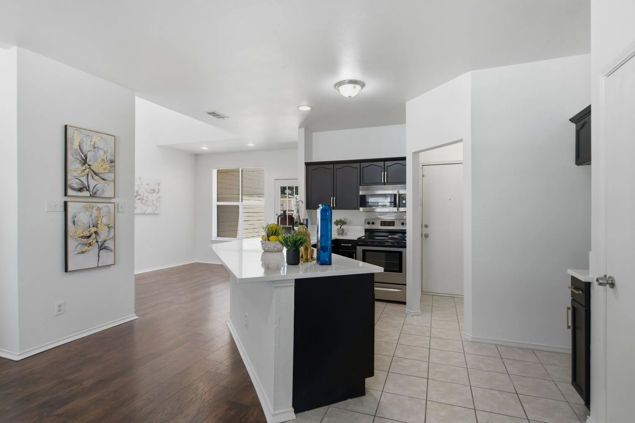 Townhouse For Sale in Denton County , 1504 Barbara Drive, Lewisville, Texas 75067, 3 Bedroom, 3 Bathroom, 1 Garage spaces, 1,478 Sqft, built in 1999, mls#21329698, Real Estate Agent in Lewisville, Homes For Sale in Denton county, Homes For Sale in Lewisville, Realtor in Lewisville Texas, Real Estate Brokerage Independent Realty Texas, Luminita Cordes Realtor