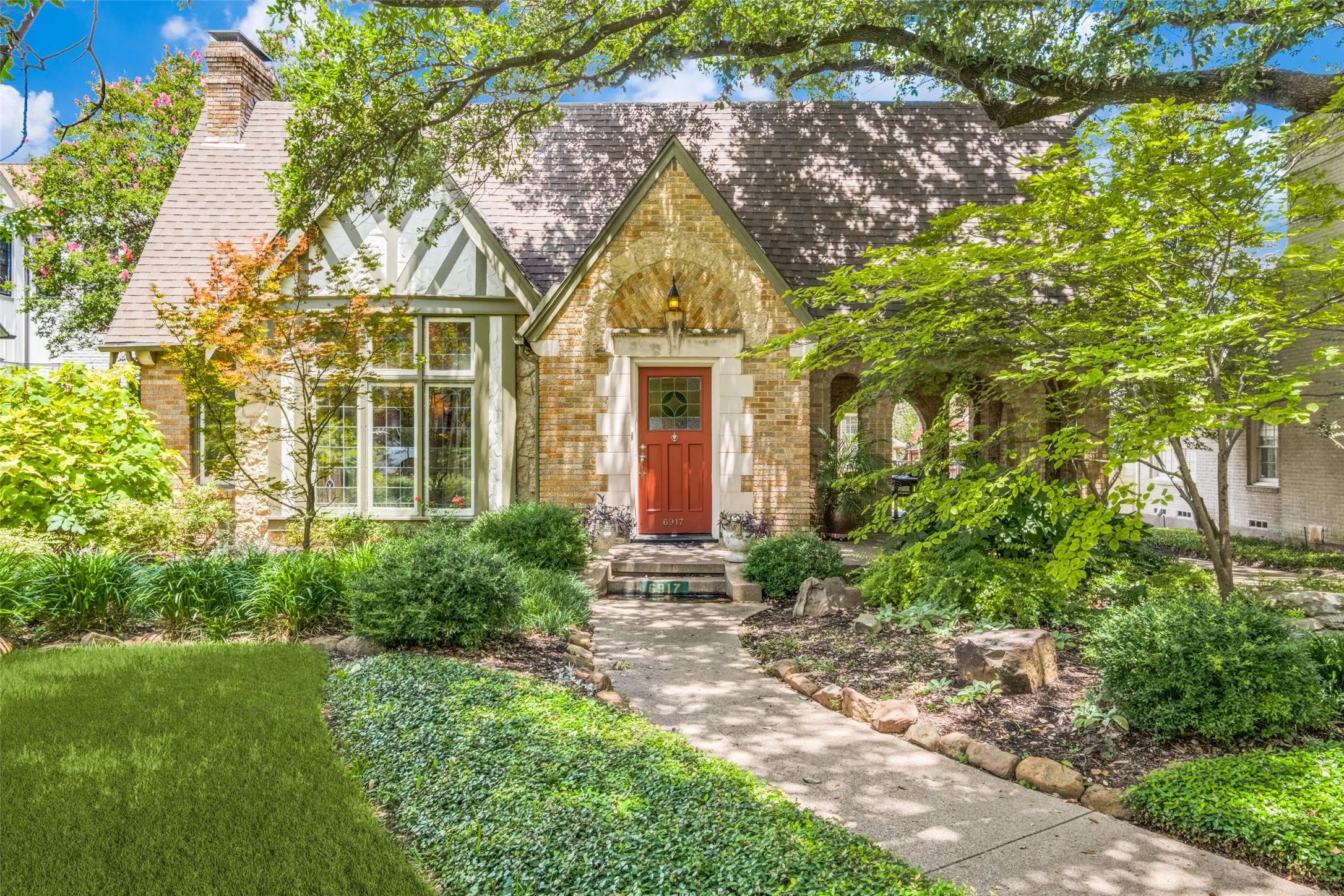 Single Family Residence For Sale in Dallas County , 6917 Westlake Avenue, Dallas, Texas 75214, 3 Bedroom, 2 Bathroom, 2 Garage spaces, 1,971 Sqft, built in 1927, mls#21327858, Real Estate Agent in Dallas, Homes For Sale in Dallas county, Homes For Sale in Dallas, Realtor in Dallas Texas, Real Estate Brokerage Independent Realty Texas, Luminita Cordes Realtor