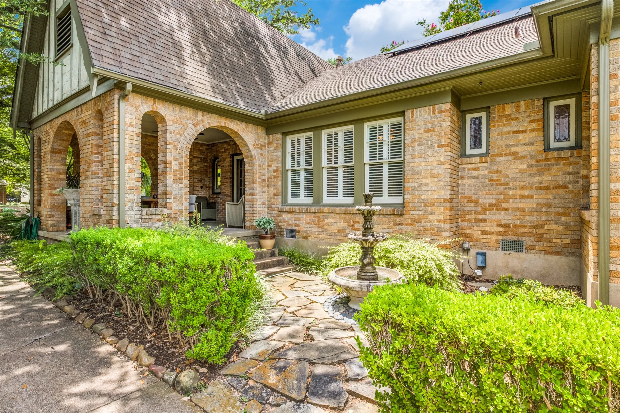 Single Family Residence For Sale in Dallas County , 6917 Westlake Avenue, Dallas, Texas 75214, 3 Bedroom, 2 Bathroom, 2 Garage spaces, 1,971 Sqft, built in 1927, mls#21327858, Real Estate Agent in Dallas, Homes For Sale in Dallas county, Homes For Sale in Dallas, Realtor in Dallas Texas, Real Estate Brokerage Independent Realty Texas, Luminita Cordes Realtor