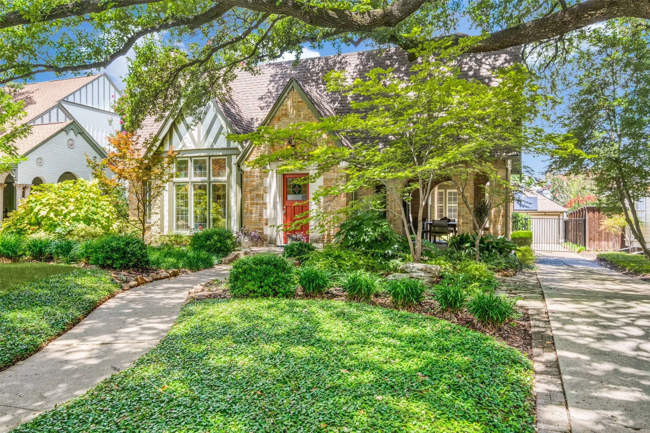 Single Family Residence For Sale in Dallas County , 6917 Westlake Avenue, Dallas, Texas 75214, 3 Bedroom, 2 Bathroom, 2 Garage spaces, 1,971 Sqft, built in 1927, mls#21327858, Real Estate Agent in Dallas, Homes For Sale in Dallas county, Homes For Sale in Dallas, Realtor in Dallas Texas, Real Estate Brokerage Independent Realty Texas, Luminita Cordes Realtor