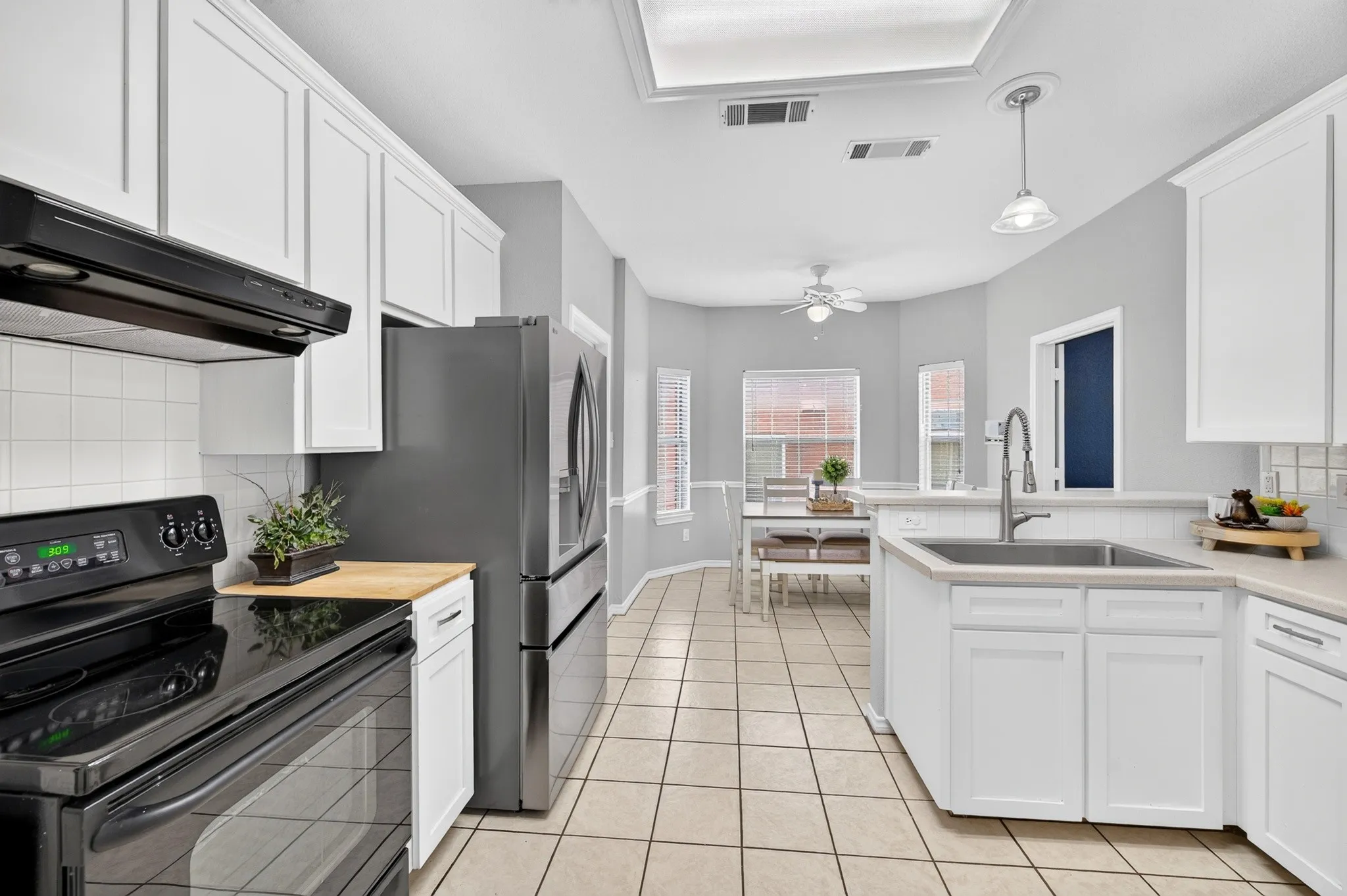 Single Family Residence For Sale in Dallas County , 2724 Winterlake Drive, Carrollton, Texas 75006, 4 Bedroom, 3 Bathroom, 2 Garage spaces, 2,195 Sqft, built in 1993, mls#21324914, Real Estate Agent in Carrollton, Homes For Sale in Dallas county, Homes For Sale in Carrollton, Realtor in Carrollton Texas, Real Estate Brokerage Independent Realty Texas, Luminita Cordes Realtor