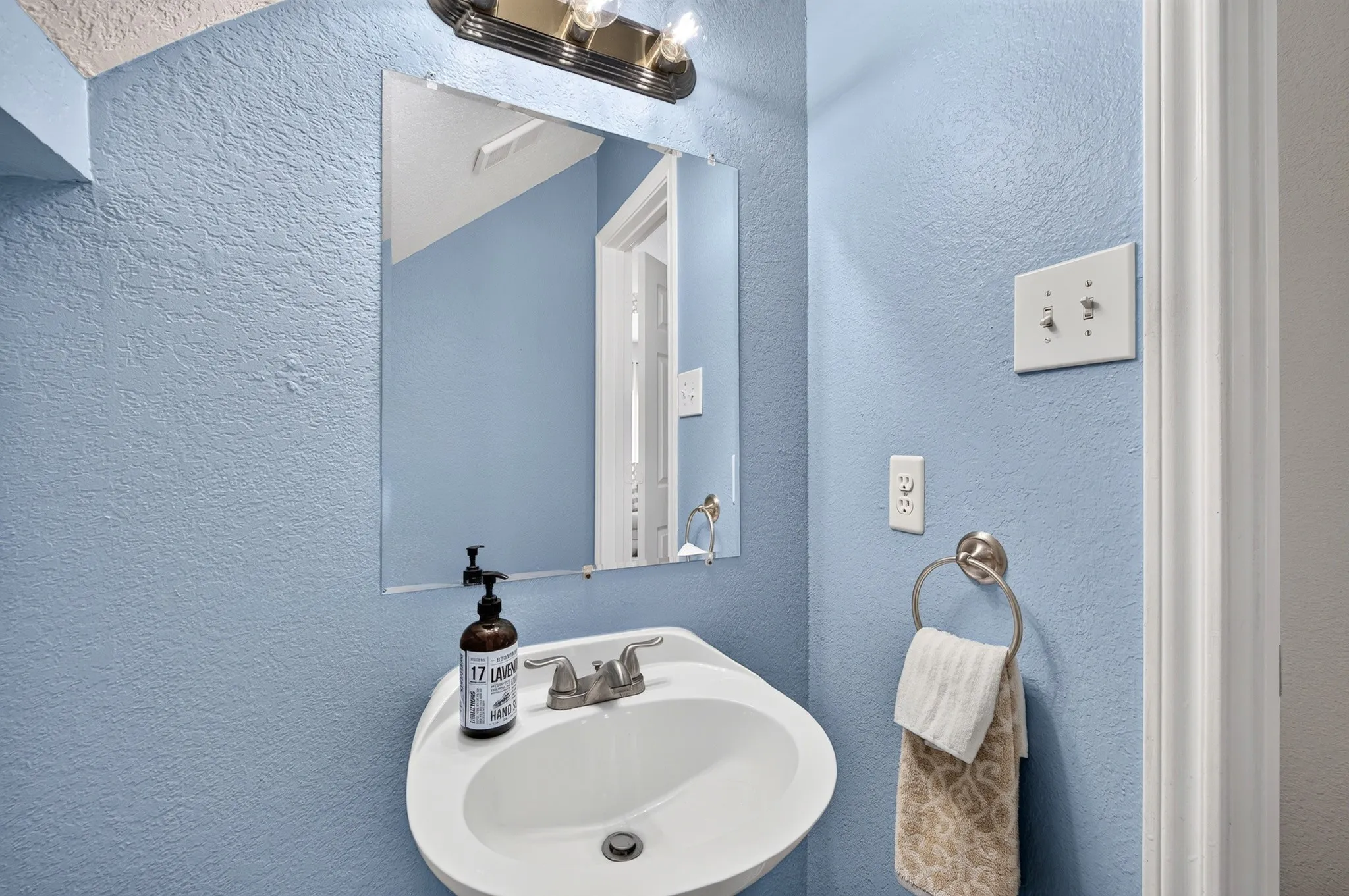 Single Family Residence For Sale in Dallas County , 2724 Winterlake Drive, Carrollton, Texas 75006, 4 Bedroom, 3 Bathroom, 2 Garage spaces, 2,195 Sqft, built in 1993, mls#21324914, Real Estate Agent in Carrollton, Homes For Sale in Dallas county, Homes For Sale in Carrollton, Realtor in Carrollton Texas, Real Estate Brokerage Independent Realty Texas, Luminita Cordes Realtor