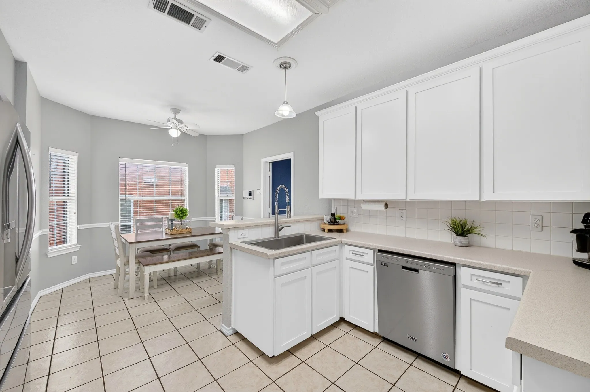 Single Family Residence For Sale in Dallas County , 2724 Winterlake Drive, Carrollton, Texas 75006, 4 Bedroom, 3 Bathroom, 2 Garage spaces, 2,195 Sqft, built in 1993, mls#21324914, Real Estate Agent in Carrollton, Homes For Sale in Dallas county, Homes For Sale in Carrollton, Realtor in Carrollton Texas, Real Estate Brokerage Independent Realty Texas, Luminita Cordes Realtor