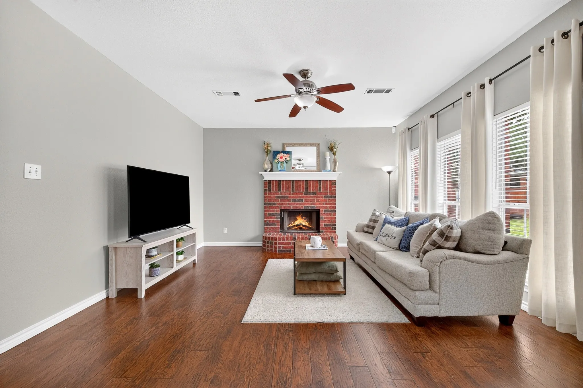 Single Family Residence For Sale in Dallas County , 2724 Winterlake Drive, Carrollton, Texas 75006, 4 Bedroom, 3 Bathroom, 2 Garage spaces, 2,195 Sqft, built in 1993, mls#21324914, Real Estate Agent in Carrollton, Homes For Sale in Dallas county, Homes For Sale in Carrollton, Realtor in Carrollton Texas, Real Estate Brokerage Independent Realty Texas, Luminita Cordes Realtor