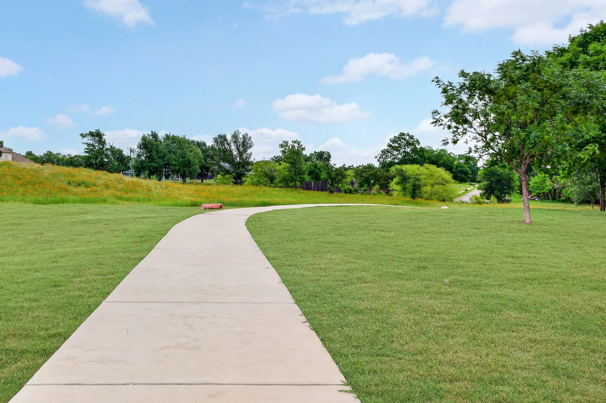 Single Family Residence For Sale in Dallas County , 2724 Winterlake Drive, Carrollton, Texas 75006, 4 Bedroom, 3 Bathroom, 2 Garage spaces, 2,195 Sqft, built in 1993, mls#21324914, Real Estate Agent in Carrollton, Homes For Sale in Dallas county, Homes For Sale in Carrollton, Realtor in Carrollton Texas, Real Estate Brokerage Independent Realty Texas, Luminita Cordes Realtor