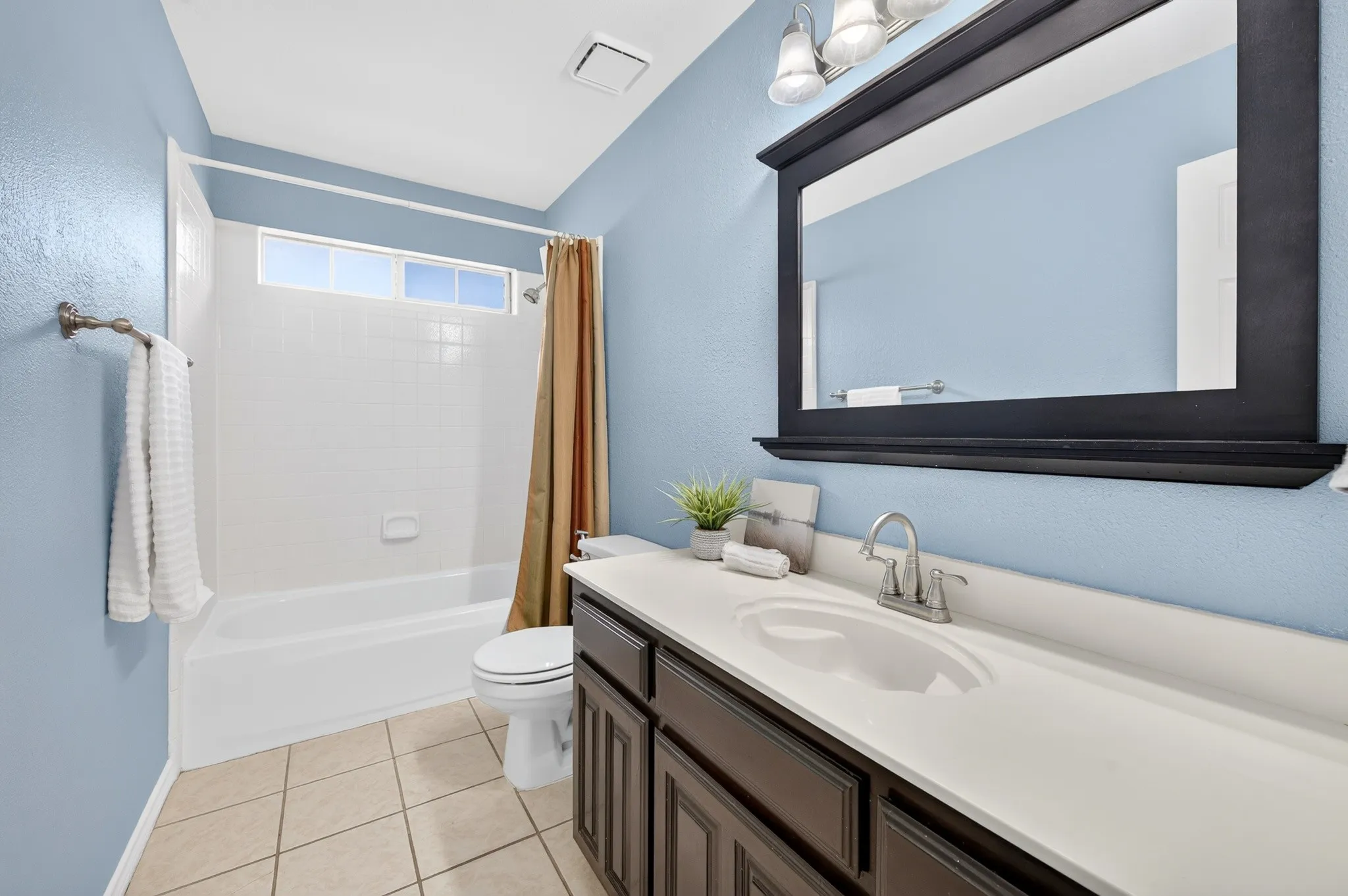 Single Family Residence For Sale in Dallas County , 2724 Winterlake Drive, Carrollton, Texas 75006, 4 Bedroom, 3 Bathroom, 2 Garage spaces, 2,195 Sqft, built in 1993, mls#21324914, Real Estate Agent in Carrollton, Homes For Sale in Dallas county, Homes For Sale in Carrollton, Realtor in Carrollton Texas, Real Estate Brokerage Independent Realty Texas, Luminita Cordes Realtor