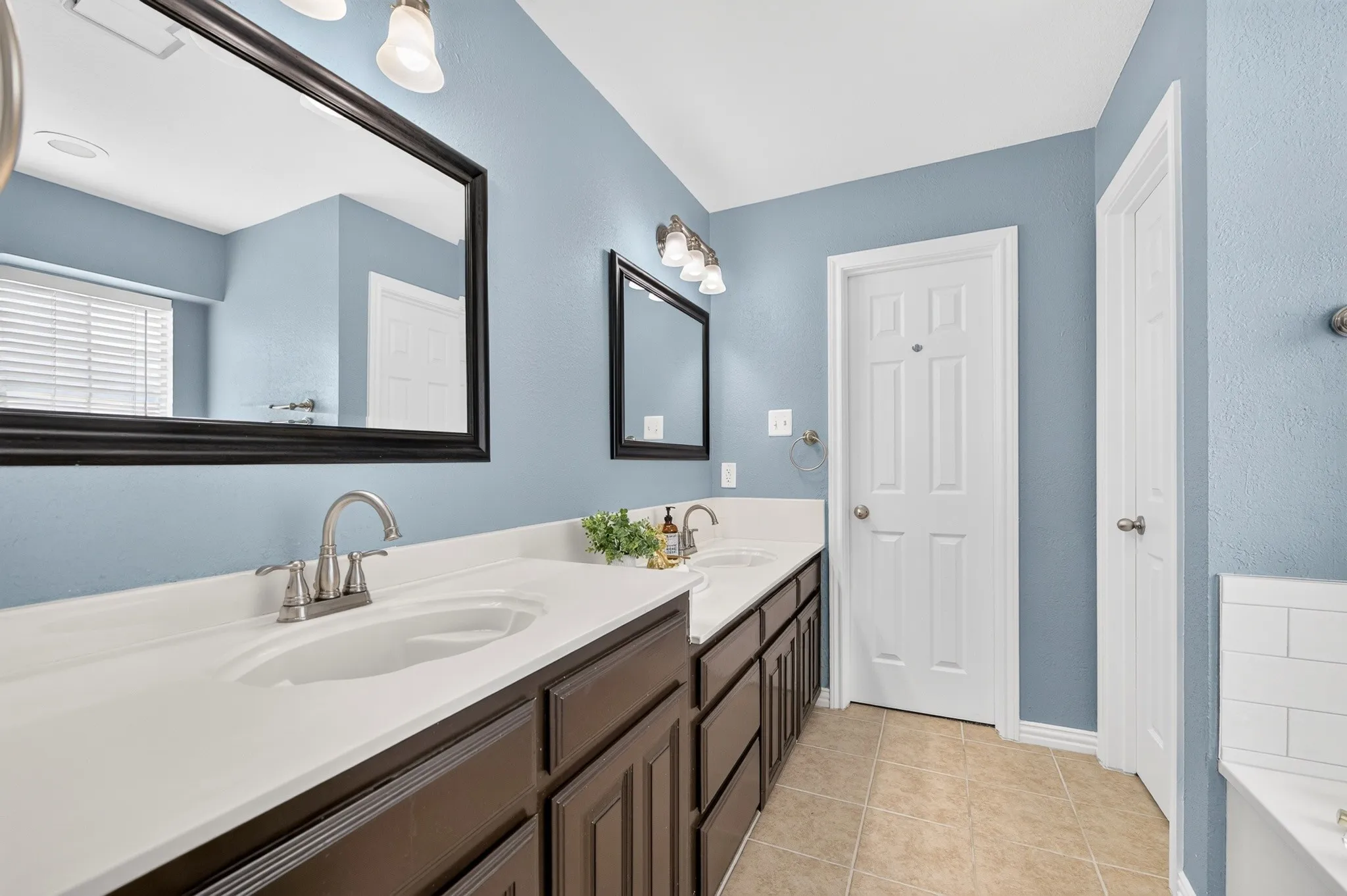 Single Family Residence For Sale in Dallas County , 2724 Winterlake Drive, Carrollton, Texas 75006, 4 Bedroom, 3 Bathroom, 2 Garage spaces, 2,195 Sqft, built in 1993, mls#21324914, Real Estate Agent in Carrollton, Homes For Sale in Dallas county, Homes For Sale in Carrollton, Realtor in Carrollton Texas, Real Estate Brokerage Independent Realty Texas, Luminita Cordes Realtor