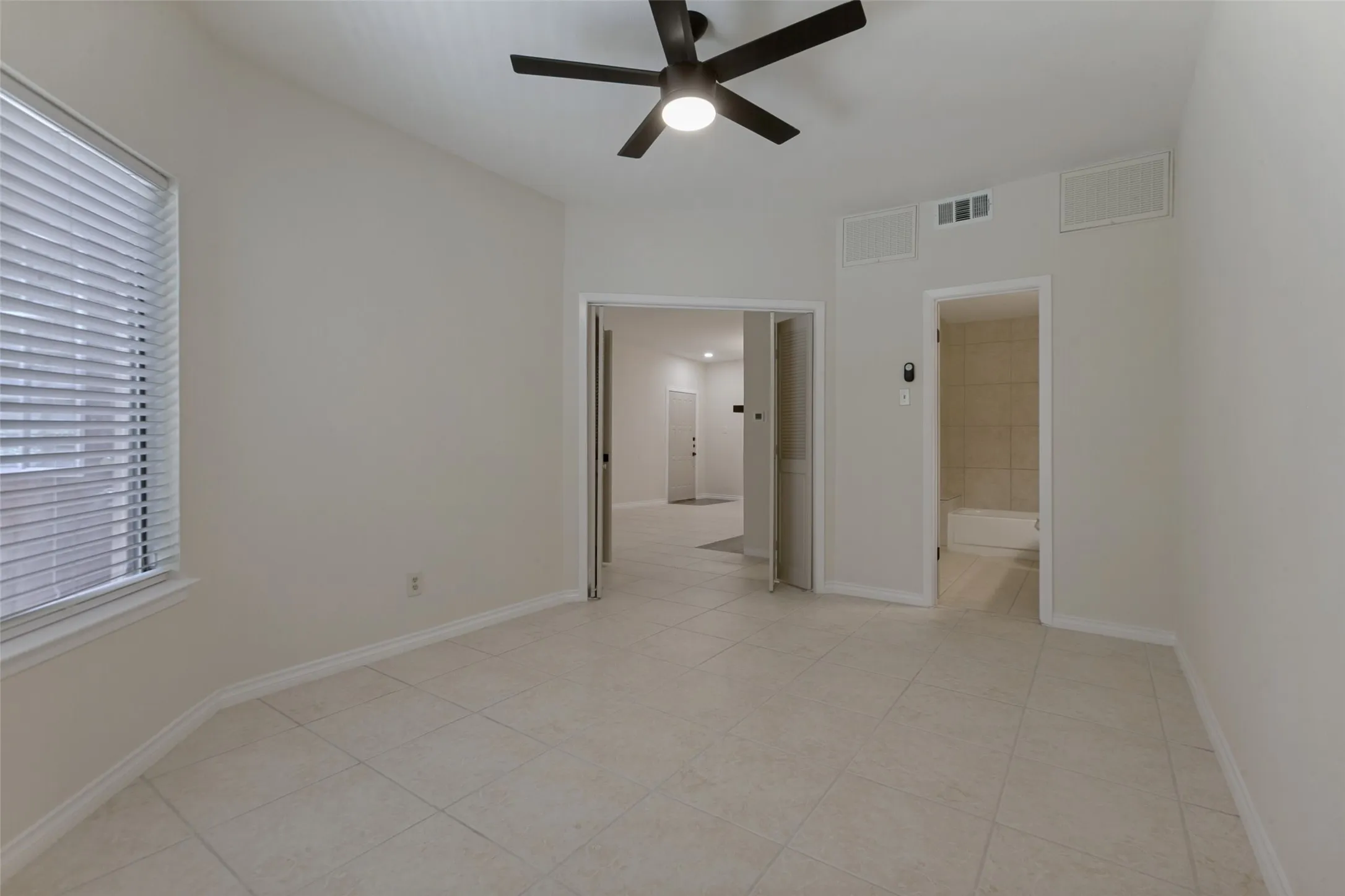 Condominium For Sale in Dallas County , 5550 Spring Valley Road C16, Dallas, Texas 75254, 1 Bedroom, 1 Bathroom, Garage spaces, 663 Sqft, built in 1983, mls#21326803, Real Estate Agent in Dallas, Homes For Sale in Dallas county, Homes For Sale in Dallas, Realtor in Dallas Texas, Real Estate Brokerage Independent Realty Texas, Luminita Cordes Realtor