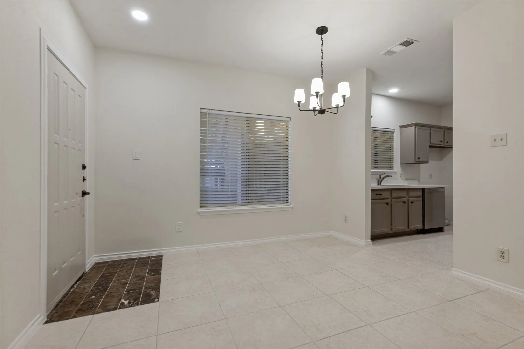 Condominium For Sale in Dallas County , 5550 Spring Valley Road C16, Dallas, Texas 75254, 1 Bedroom, 1 Bathroom, Garage spaces, 663 Sqft, built in 1983, mls#21326803, Real Estate Agent in Dallas, Homes For Sale in Dallas county, Homes For Sale in Dallas, Realtor in Dallas Texas, Real Estate Brokerage Independent Realty Texas, Luminita Cordes Realtor