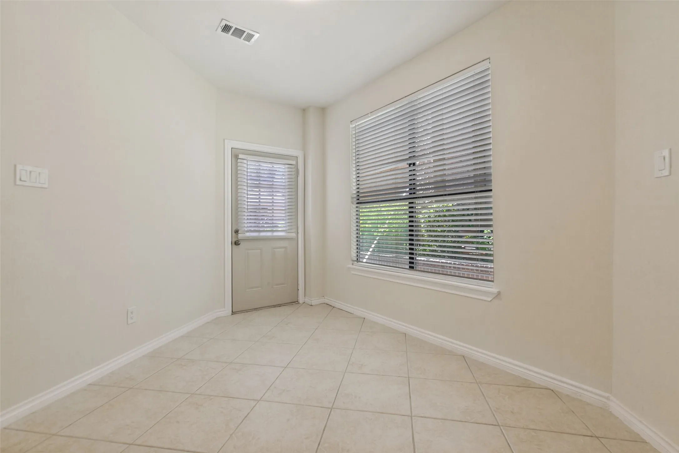 Condominium For Sale in Dallas County , 5550 Spring Valley Road C16, Dallas, Texas 75254, 1 Bedroom, 1 Bathroom, Garage spaces, 663 Sqft, built in 1983, mls#21326803, Real Estate Agent in Dallas, Homes For Sale in Dallas county, Homes For Sale in Dallas, Realtor in Dallas Texas, Real Estate Brokerage Independent Realty Texas, Luminita Cordes Realtor