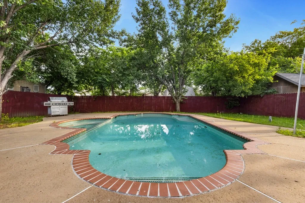 Single Family Residence For Sale in Dallas County , 2529 Syracuse Drive, Irving, Texas 75062, 4 Bedroom, 2 Bathroom, Garage spaces, 1,455 Sqft, built in 1963, mls#21330808, Real Estate Agent in Irving, Homes For Sale in Dallas county, Homes For Sale in Irving, Realtor in Irving Texas, Real Estate Brokerage Independent Realty Texas, Luminita Cordes Realtor