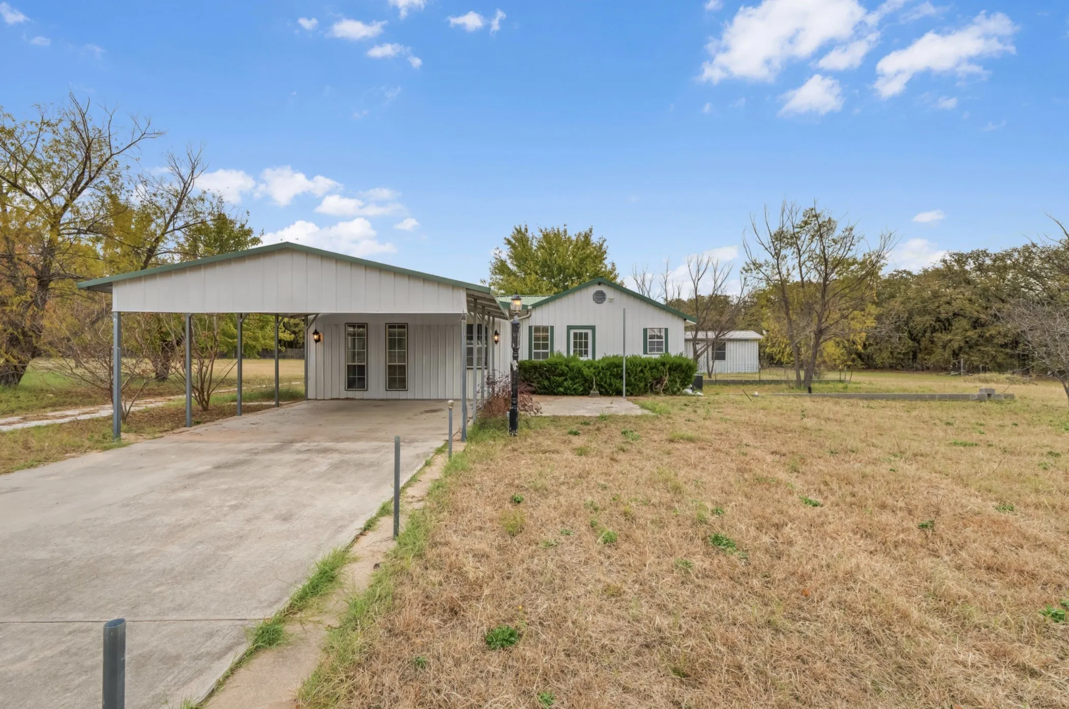 Single Family Residence For Sale in Parker County , 328 Creekview Meadows Drive, Springtown, Texas 76082, 2 Bedroom, 1 Bathroom, Garage spaces, 1,369 Sqft, built in 2008, mls#21330820, Real Estate Agent in Springtown, Homes For Sale in Parker county, Homes For Sale in Springtown, Realtor in Springtown Texas, Real Estate Brokerage Independent Realty Texas, Luminita Cordes Realtor