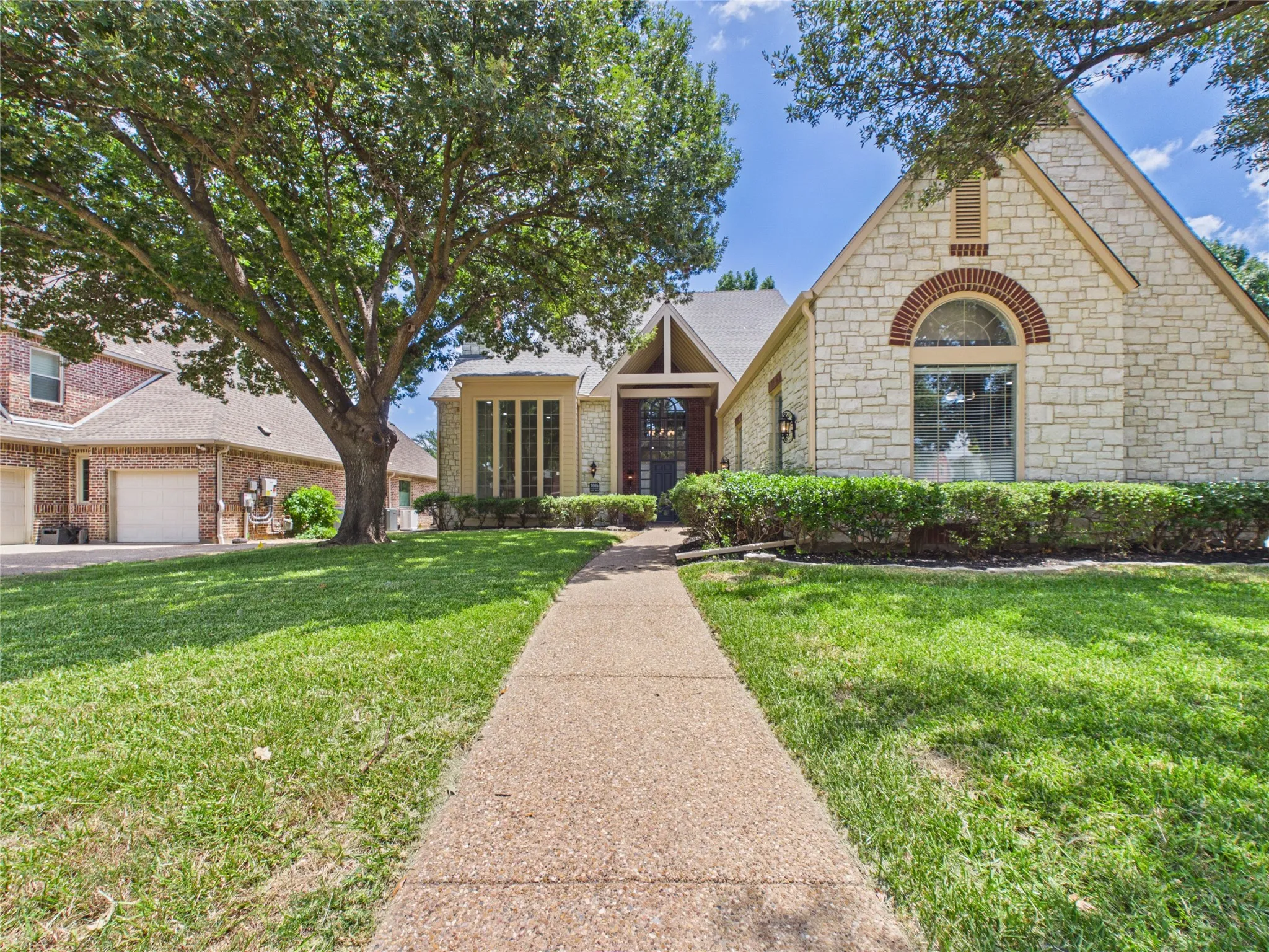 Single Family Residence For Sale in Collin County , 7005 Wellington Point Road, Mc Kinney, Texas 75072, 5 Bedroom, 5 Bathroom, 3 Garage spaces, 4,593 Sqft, built in 1993, mls#21327736, Real Estate Agent in Mc Kinney, Homes For Sale in Collin county, Homes For Sale in Mc Kinney, Realtor in Mc Kinney Texas, Real Estate Brokerage Independent Realty Texas, Luminita Cordes Realtor