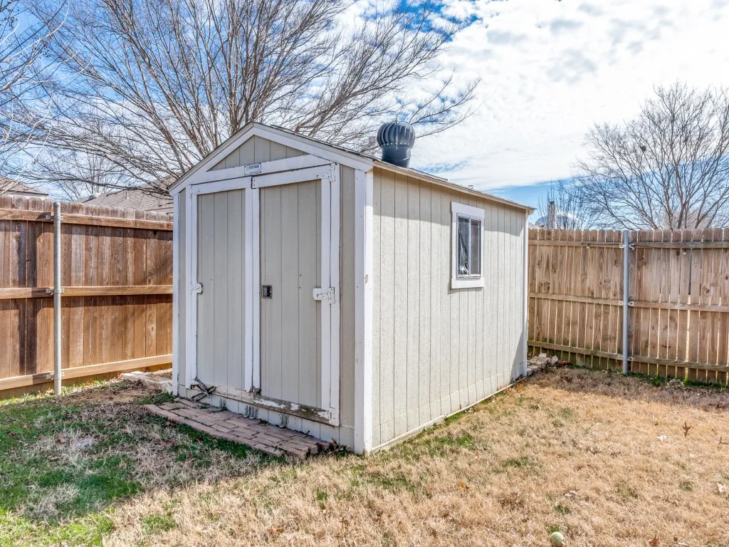 Spacious shed in Back yard
