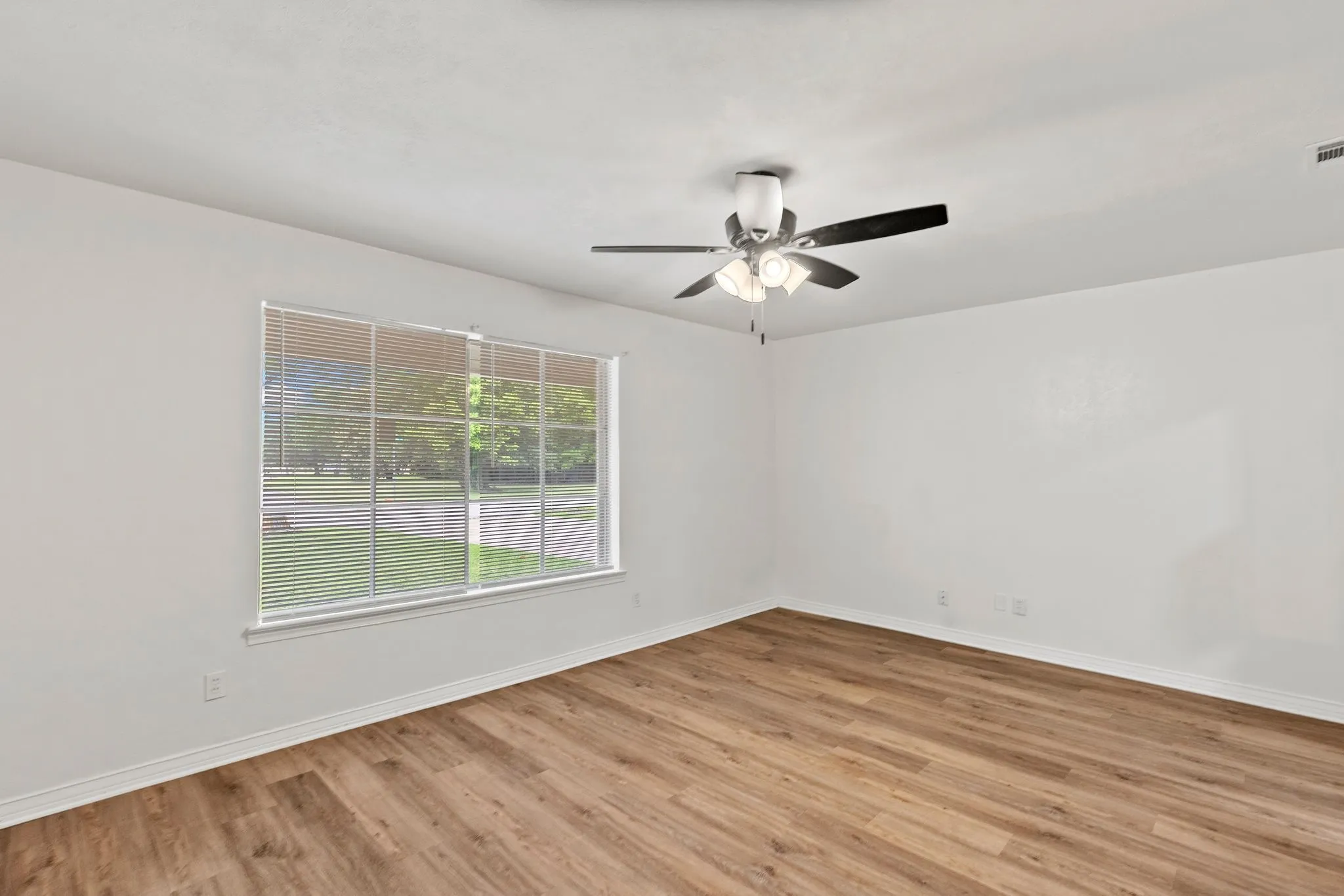 Single Family Residence For Rent in Hunt County , 3 Timberside Drive, Greenville, Texas 75402, 3 Bedroom, 2 Bathroom, 2 Garage spaces, 1,776 Sqft, built in 1966, mls#21330845, Real Estate Agent in Greenville, Homes For Rent in Hunt county, Homes For Rent in Greenville, Realtor in Greenville Texas, Real Estate Brokerage Independent Realty Texas, Luminita Cordes Realtor