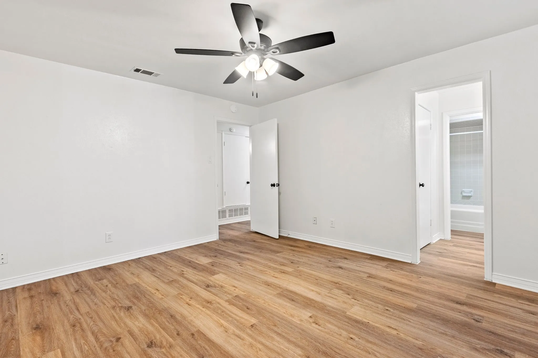 Single Family Residence For Rent in Hunt County , 3 Timberside Drive, Greenville, Texas 75402, 3 Bedroom, 2 Bathroom, 2 Garage spaces, 1,776 Sqft, built in 1966, mls#21330845, Real Estate Agent in Greenville, Homes For Rent in Hunt county, Homes For Rent in Greenville, Realtor in Greenville Texas, Real Estate Brokerage Independent Realty Texas, Luminita Cordes Realtor