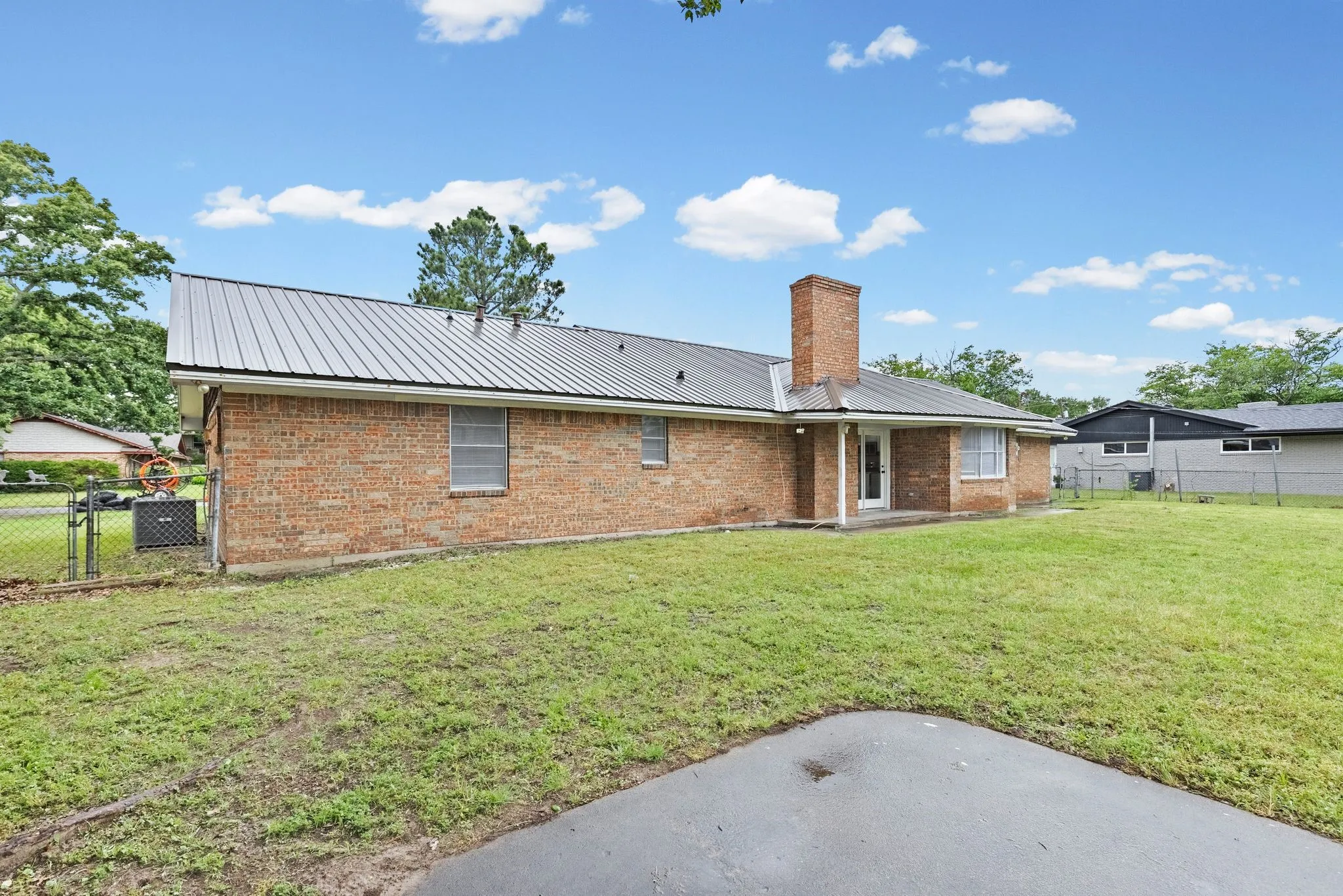 Single Family Residence For Rent in Hunt County , 3 Timberside Drive, Greenville, Texas 75402, 3 Bedroom, 2 Bathroom, 2 Garage spaces, 1,776 Sqft, built in 1966, mls#21330845, Real Estate Agent in Greenville, Homes For Rent in Hunt county, Homes For Rent in Greenville, Realtor in Greenville Texas, Real Estate Brokerage Independent Realty Texas, Luminita Cordes Realtor