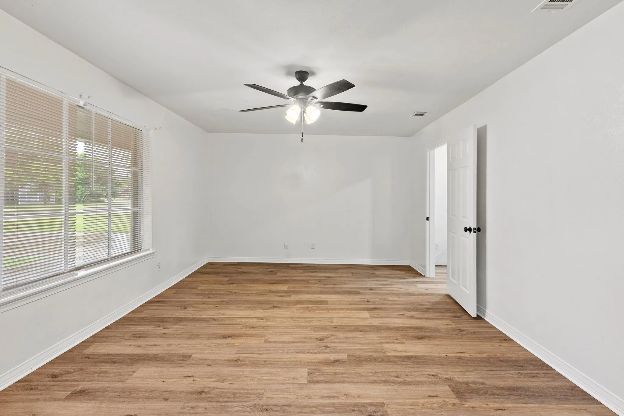 Single Family Residence For Rent in Hunt County , 3 Timberside Drive, Greenville, Texas 75402, 3 Bedroom, 2 Bathroom, 2 Garage spaces, 1,776 Sqft, built in 1966, mls#21330845, Real Estate Agent in Greenville, Homes For Rent in Hunt county, Homes For Rent in Greenville, Realtor in Greenville Texas, Real Estate Brokerage Independent Realty Texas, Luminita Cordes Realtor
