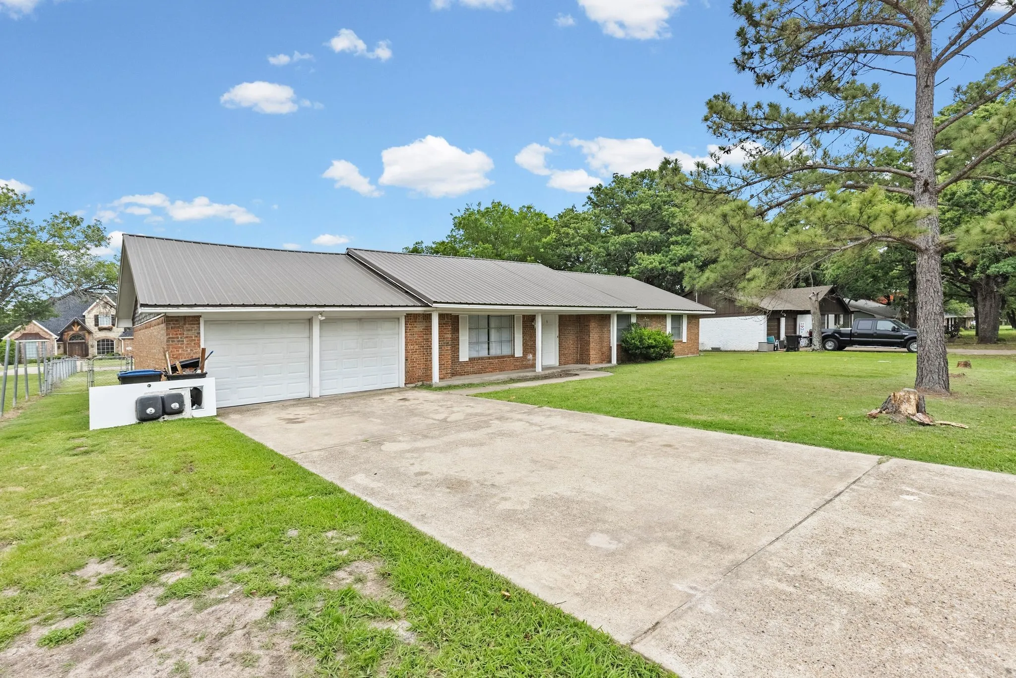 Single Family Residence For Rent in Hunt County , 3 Timberside Drive, Greenville, Texas 75402, 3 Bedroom, 2 Bathroom, 2 Garage spaces, 1,776 Sqft, built in 1966, mls#21330845, Real Estate Agent in Greenville, Homes For Rent in Hunt county, Homes For Rent in Greenville, Realtor in Greenville Texas, Real Estate Brokerage Independent Realty Texas, Luminita Cordes Realtor