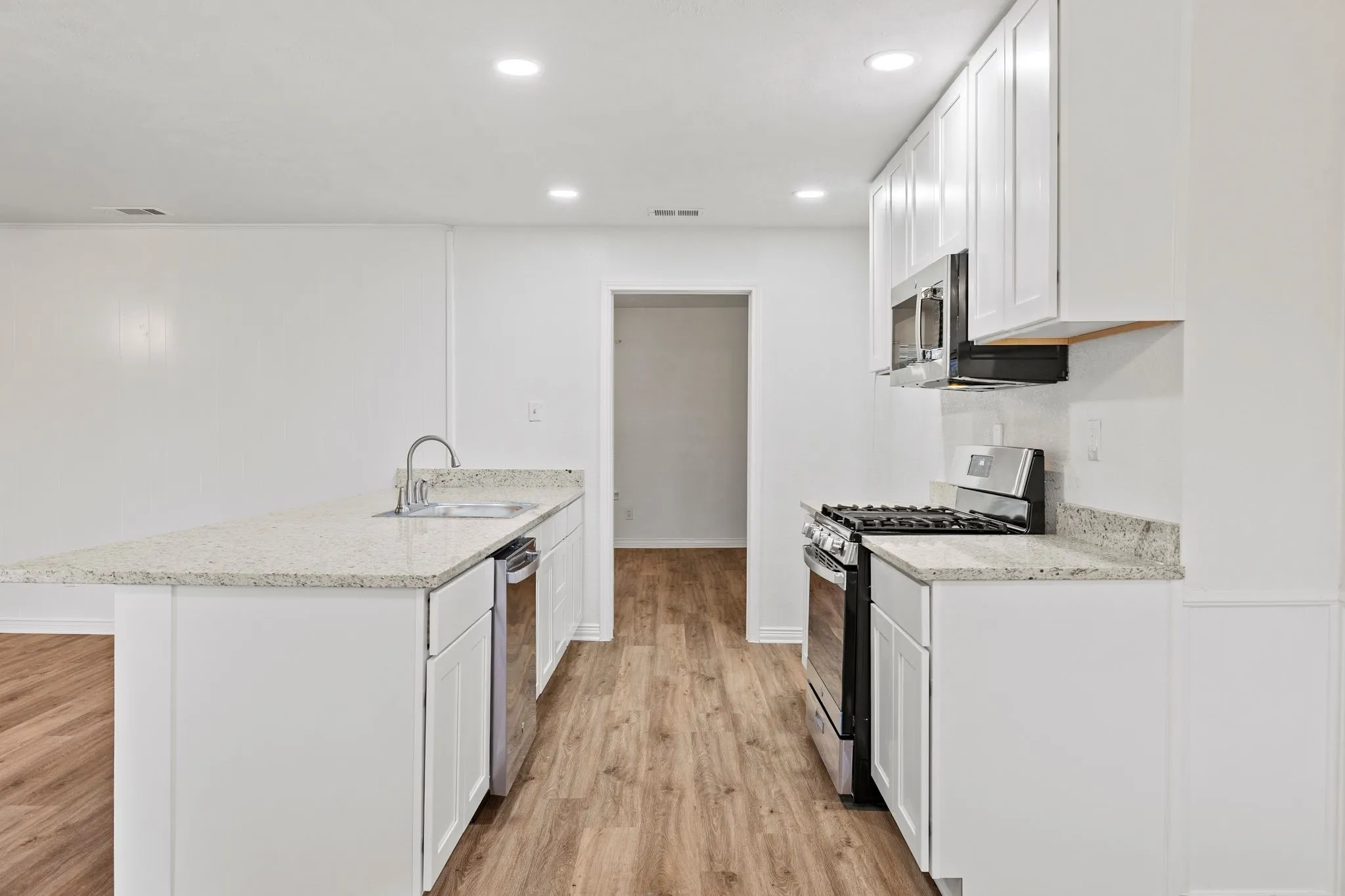 Single Family Residence For Rent in Hunt County , 3 Timberside Drive, Greenville, Texas 75402, 3 Bedroom, 2 Bathroom, 2 Garage spaces, 1,776 Sqft, built in 1966, mls#21330845, Real Estate Agent in Greenville, Homes For Rent in Hunt county, Homes For Rent in Greenville, Realtor in Greenville Texas, Real Estate Brokerage Independent Realty Texas, Luminita Cordes Realtor