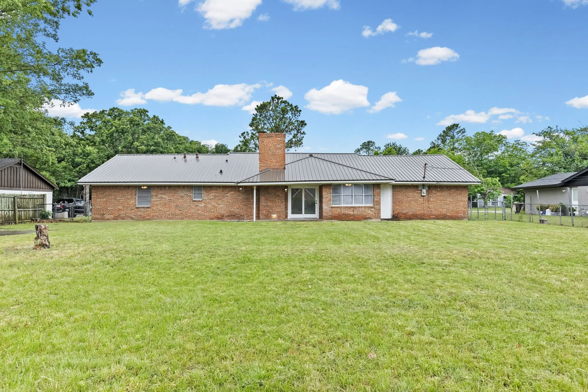 Single Family Residence For Rent in Hunt County , 3 Timberside Drive, Greenville, Texas 75402, 3 Bedroom, 2 Bathroom, 2 Garage spaces, 1,776 Sqft, built in 1966, mls#21330845, Real Estate Agent in Greenville, Homes For Rent in Hunt county, Homes For Rent in Greenville, Realtor in Greenville Texas, Real Estate Brokerage Independent Realty Texas, Luminita Cordes Realtor