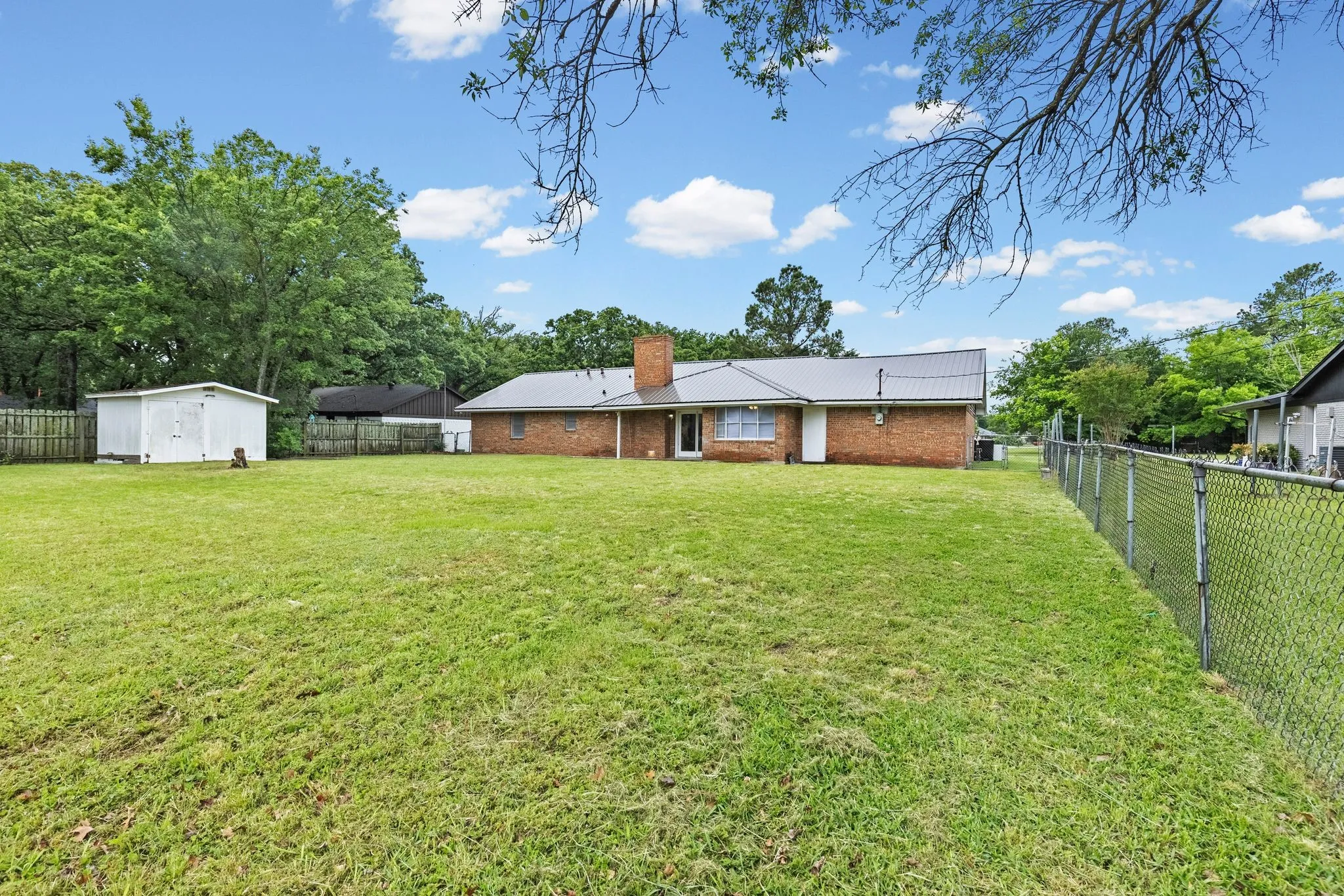 Single Family Residence For Rent in Hunt County , 3 Timberside Drive, Greenville, Texas 75402, 3 Bedroom, 2 Bathroom, 2 Garage spaces, 1,776 Sqft, built in 1966, mls#21330845, Real Estate Agent in Greenville, Homes For Rent in Hunt county, Homes For Rent in Greenville, Realtor in Greenville Texas, Real Estate Brokerage Independent Realty Texas, Luminita Cordes Realtor