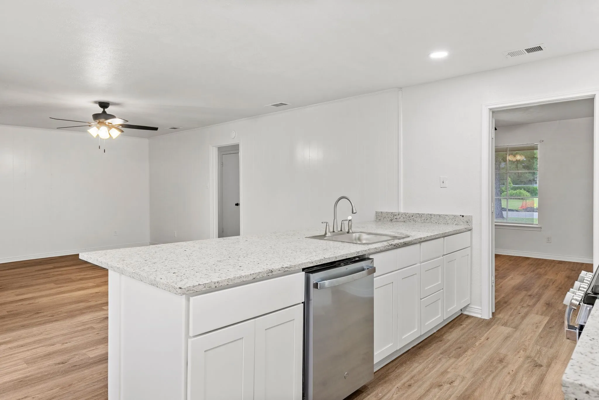 Single Family Residence For Rent in Hunt County , 3 Timberside Drive, Greenville, Texas 75402, 3 Bedroom, 2 Bathroom, 2 Garage spaces, 1,776 Sqft, built in 1966, mls#21330845, Real Estate Agent in Greenville, Homes For Rent in Hunt county, Homes For Rent in Greenville, Realtor in Greenville Texas, Real Estate Brokerage Independent Realty Texas, Luminita Cordes Realtor