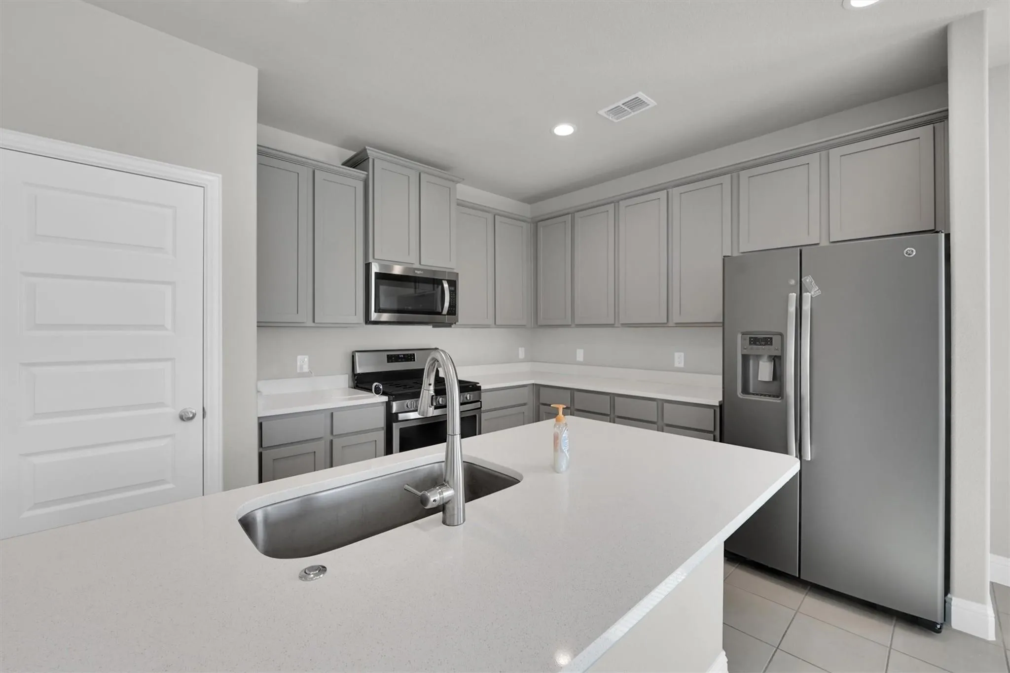 Single Family Residence For Rent in Tarrant County , 6401 Longhorn Herd Lane, Fort Worth, Texas 76123, 3 Bedroom, 3 Bathroom, 2 Garage spaces, 2,370 Sqft, built in 2019, mls#21330852, Real Estate Agent in Fort Worth, Homes For Rent in Tarrant county, Homes For Rent in Fort Worth, Realtor in Fort Worth Texas, Real Estate Brokerage Independent Realty Texas, Luminita Cordes Realtor
