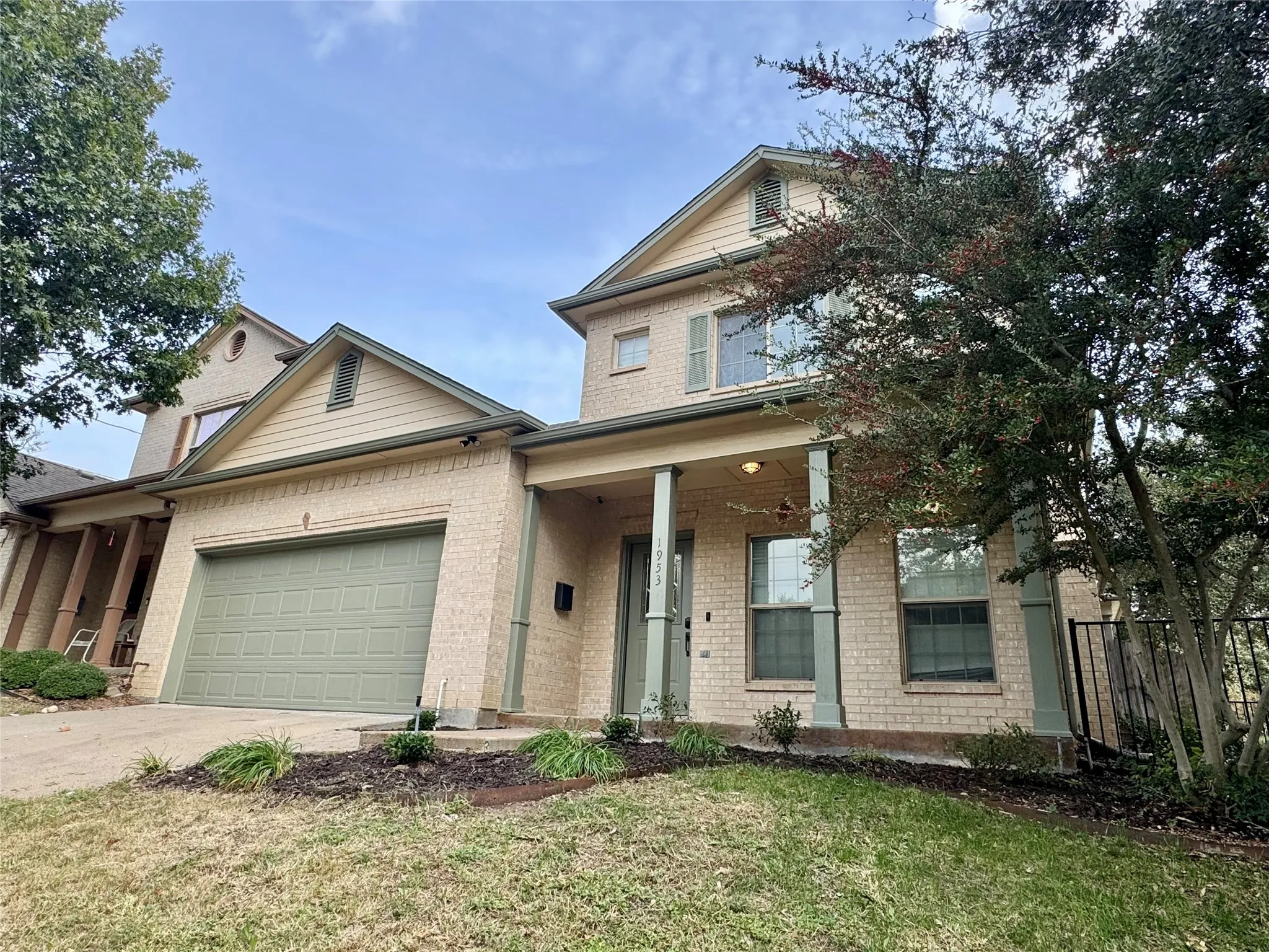 Single Family Residence For Sale in Tarrant County , 1953 Owasso Street, Fort Worth, Texas 76107, 3 Bedroom, 3 Bathroom, 2 Garage spaces, 1,703 Sqft, built in 2004, mls#21330863, Real Estate Agent in Fort Worth, Homes For Sale in Tarrant county, Homes For Sale in Fort Worth, Realtor in Fort Worth Texas, Real Estate Brokerage Independent Realty Texas, Luminita Cordes Realtor