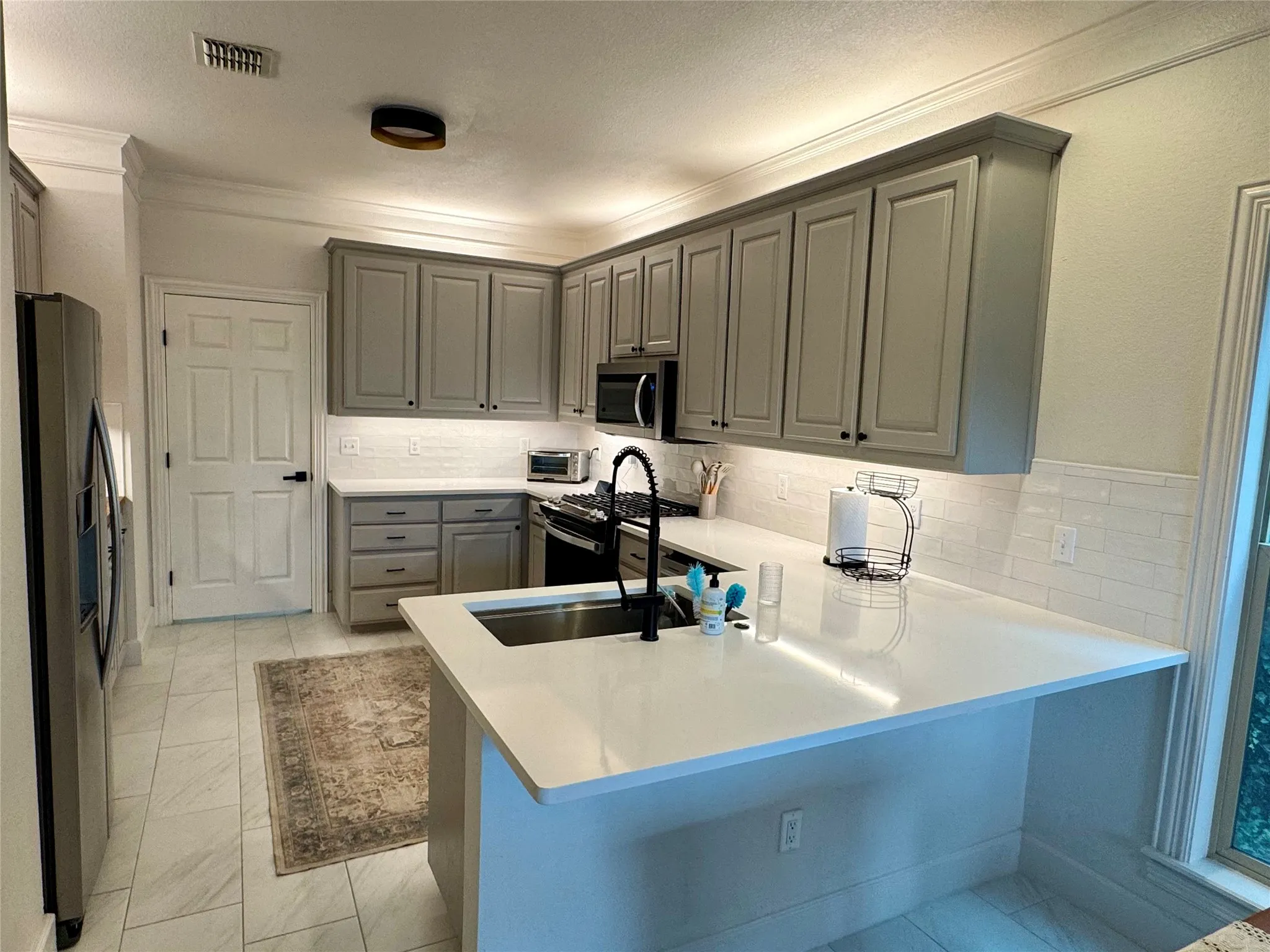 Single Family Residence For Sale in Tarrant County , 1953 Owasso Street, Fort Worth, Texas 76107, 3 Bedroom, 3 Bathroom, 2 Garage spaces, 1,703 Sqft, built in 2004, mls#21330863, Real Estate Agent in Fort Worth, Homes For Sale in Tarrant county, Homes For Sale in Fort Worth, Realtor in Fort Worth Texas, Real Estate Brokerage Independent Realty Texas, Luminita Cordes Realtor