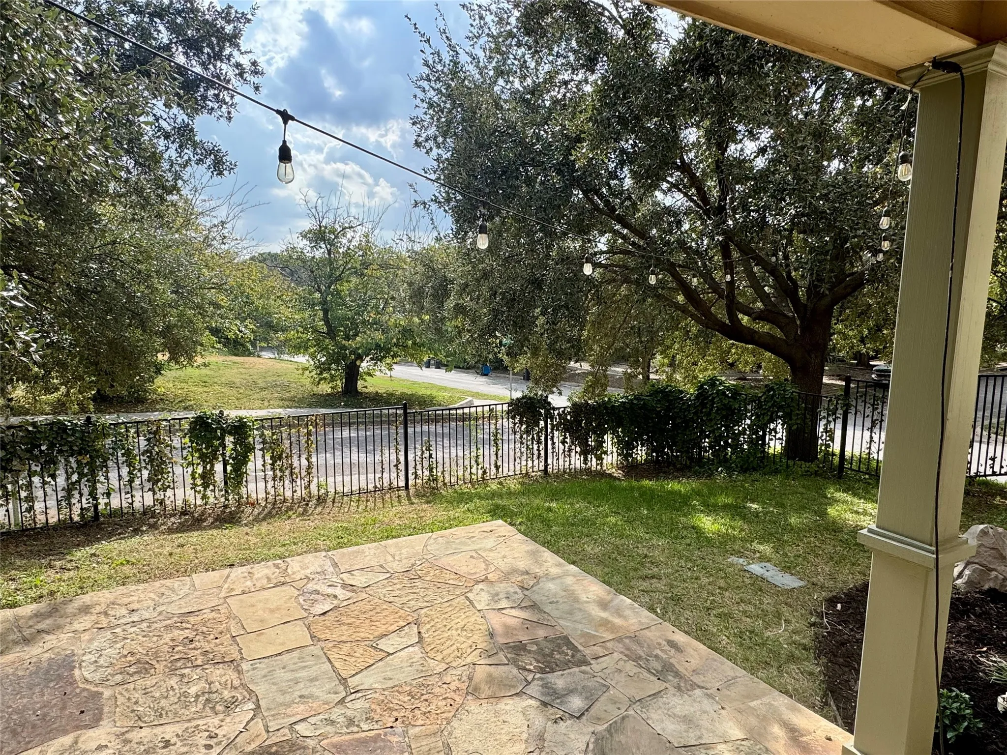 Single Family Residence For Sale in Tarrant County , 1953 Owasso Street, Fort Worth, Texas 76107, 3 Bedroom, 3 Bathroom, 2 Garage spaces, 1,703 Sqft, built in 2004, mls#21330863, Real Estate Agent in Fort Worth, Homes For Sale in Tarrant county, Homes For Sale in Fort Worth, Realtor in Fort Worth Texas, Real Estate Brokerage Independent Realty Texas, Luminita Cordes Realtor