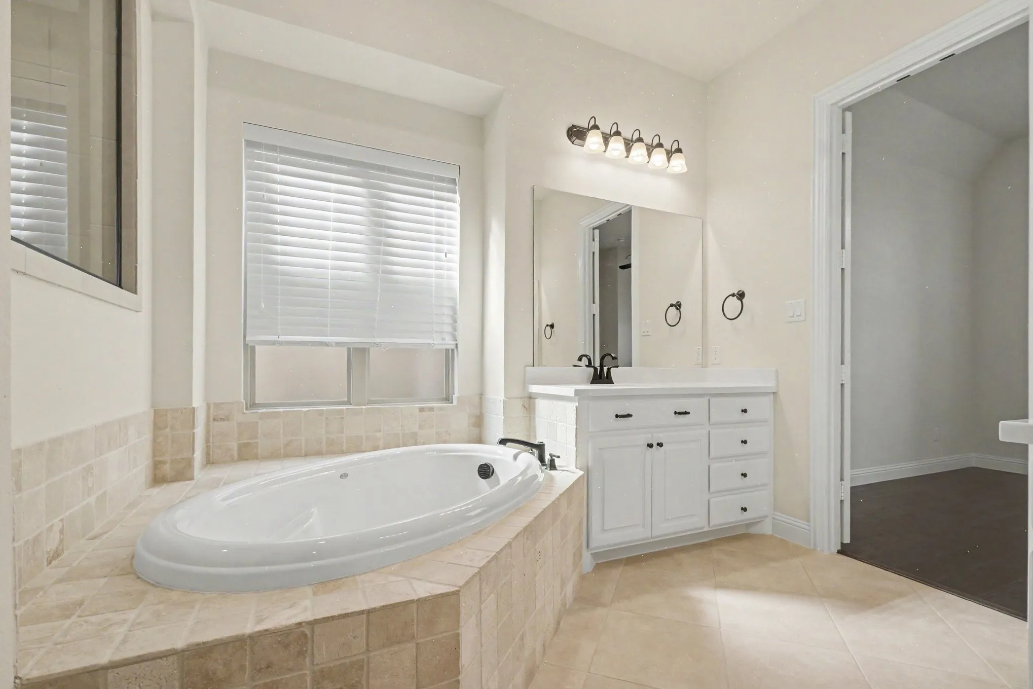 Jetted Tub w Separate Shower
